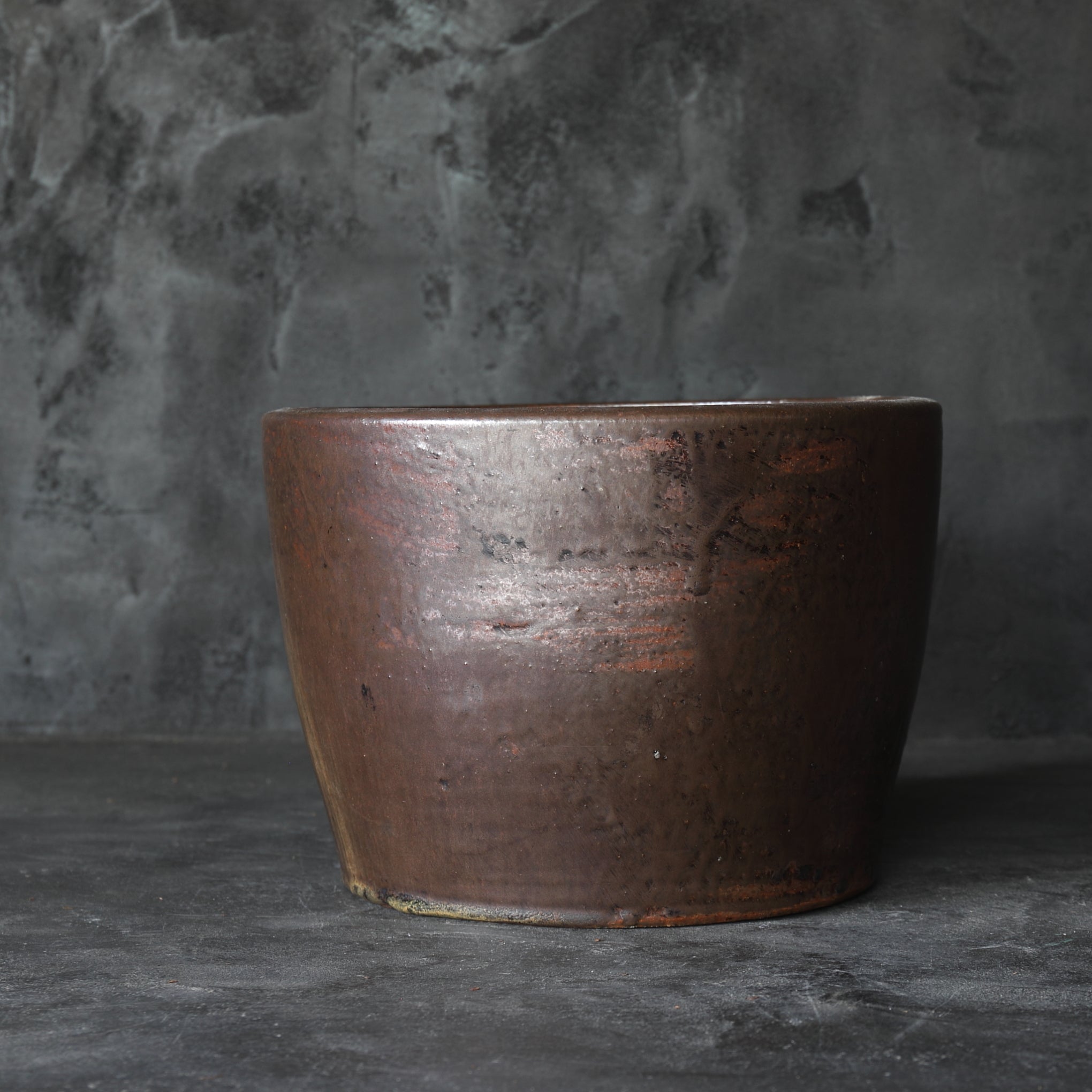 BRASERO y TENAZAS PARA FUEGO, Hecho por Miura Chikusen, con caja de madera, Período Taisho(1912–1926 d. C.)