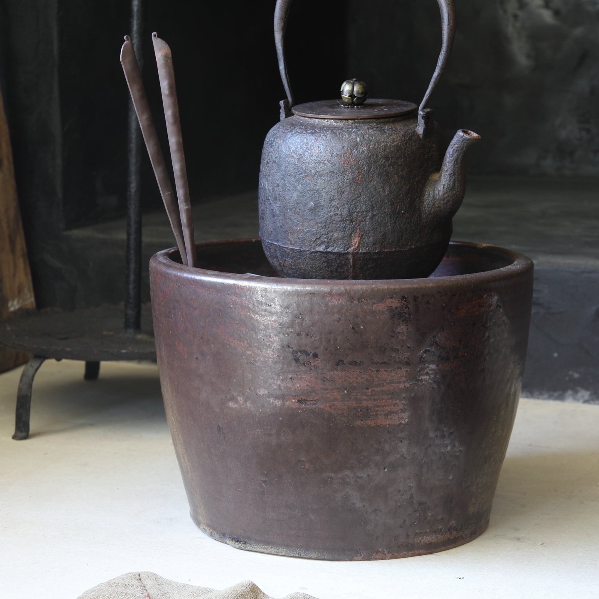 BRASERO y TENAZAS PARA FUEGO, Hecho por Miura Chikusen, con caja de madera, Período Taisho(1912–1926 d. C.)