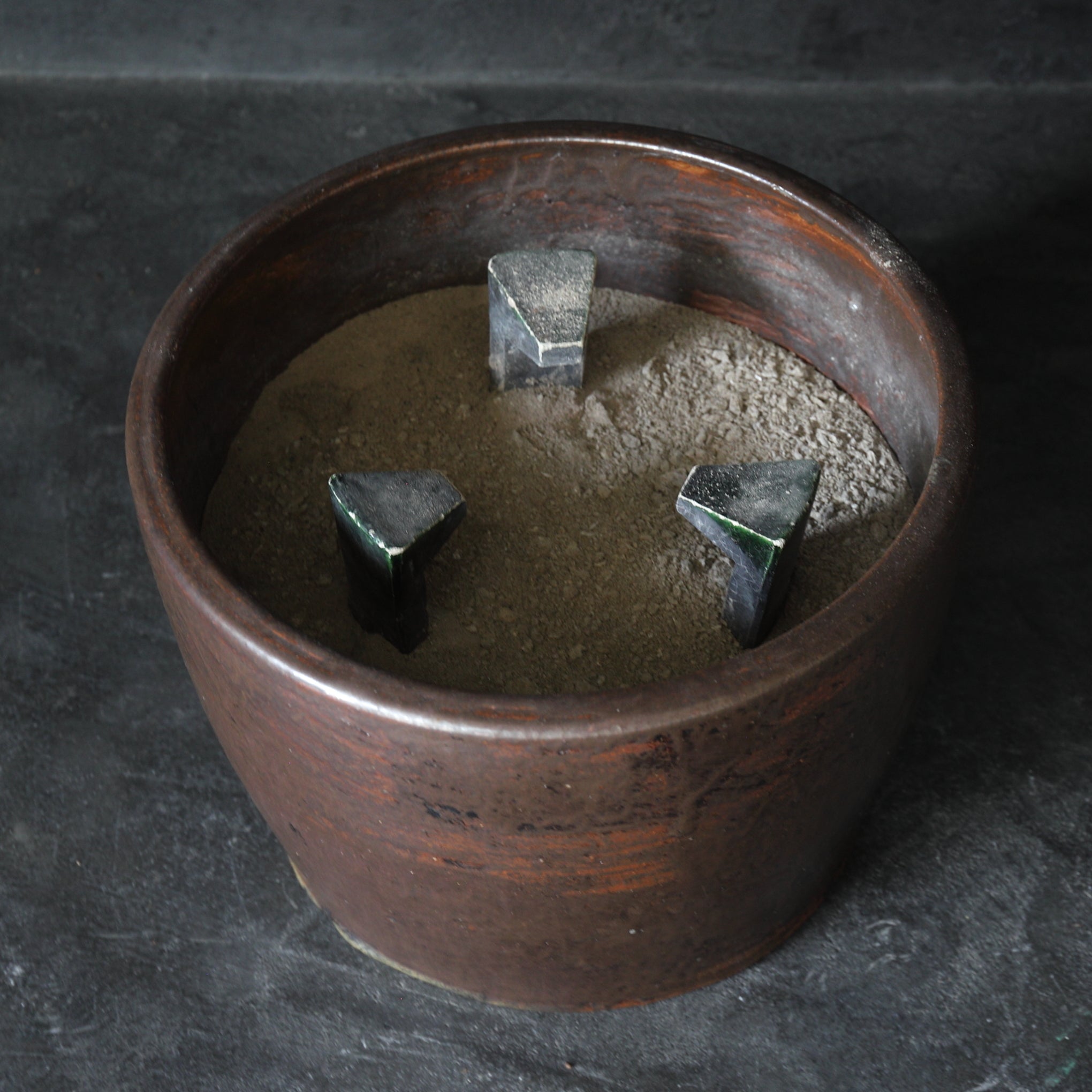 BRASERO y TENAZAS PARA FUEGO, Hecho por Miura Chikusen, con caja de madera, Período Taisho(1912–1926 d. C.)