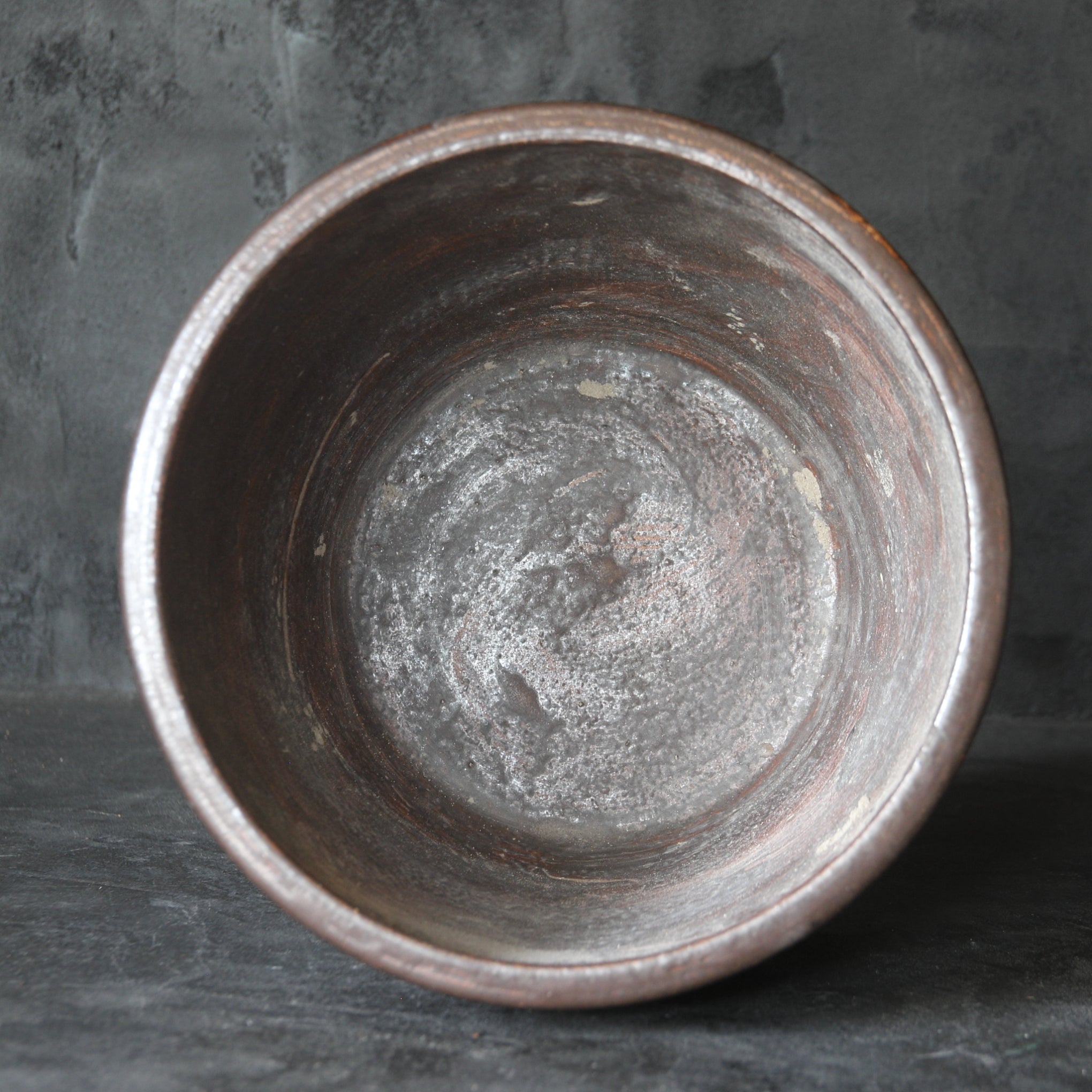 BRASERO y TENAZAS PARA FUEGO, Hecho por Miura Chikusen, con caja de madera, Período Taisho(1912–1926 d. C.)