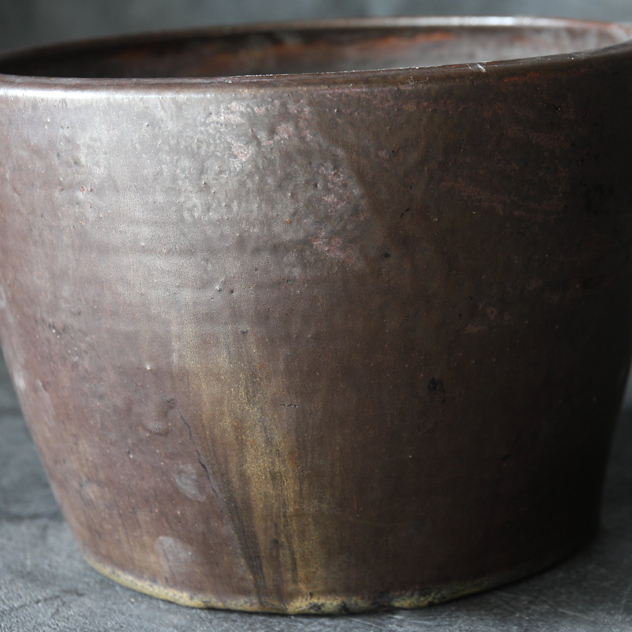 BRASERO y TENAZAS PARA FUEGO, Hecho por Miura Chikusen, con caja de madera, Período Taisho(1912–1926 d. C.)