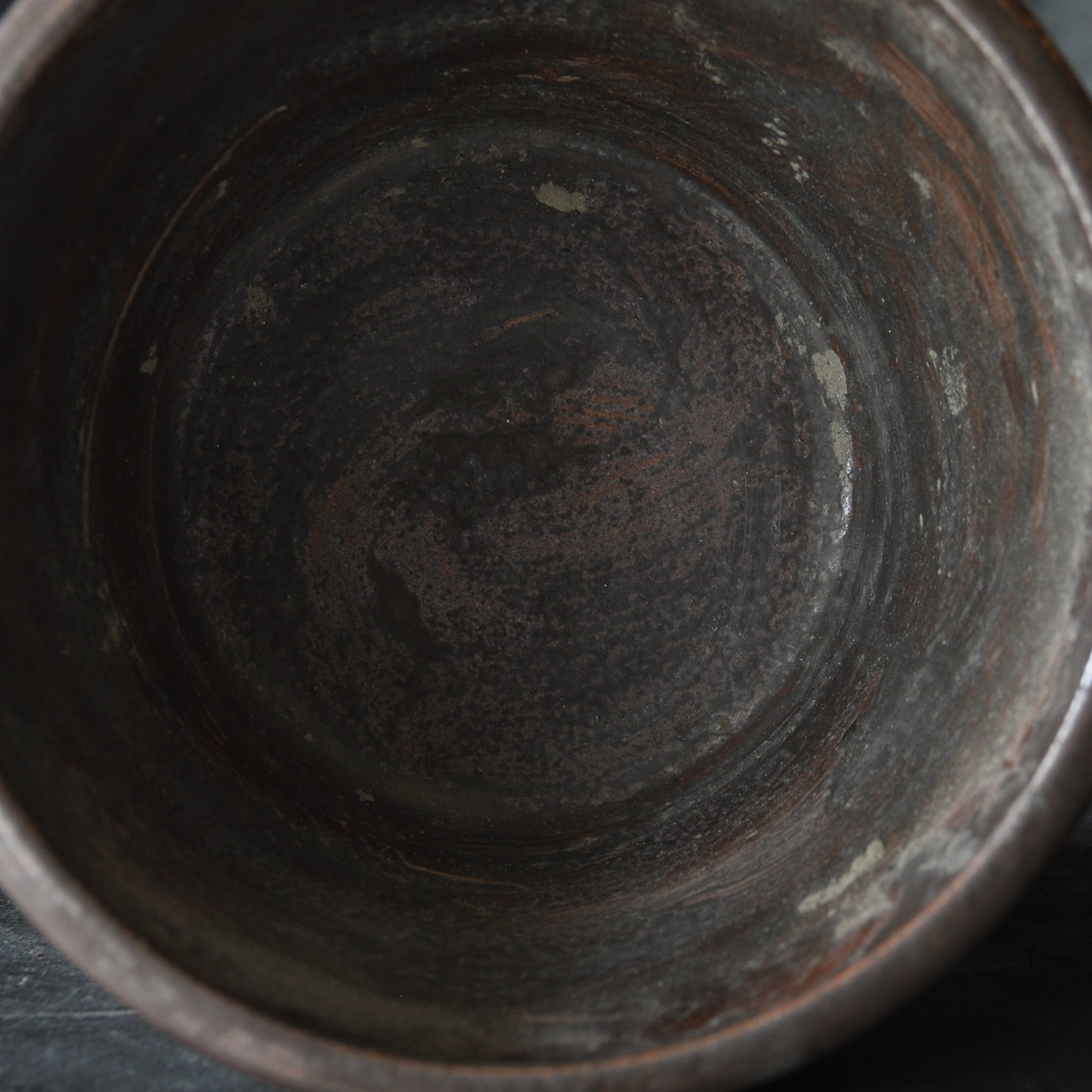 BRASERO y TENAZAS PARA FUEGO, Hecho por Miura Chikusen, con caja de madera, Período Taisho(1912–1926 d. C.)