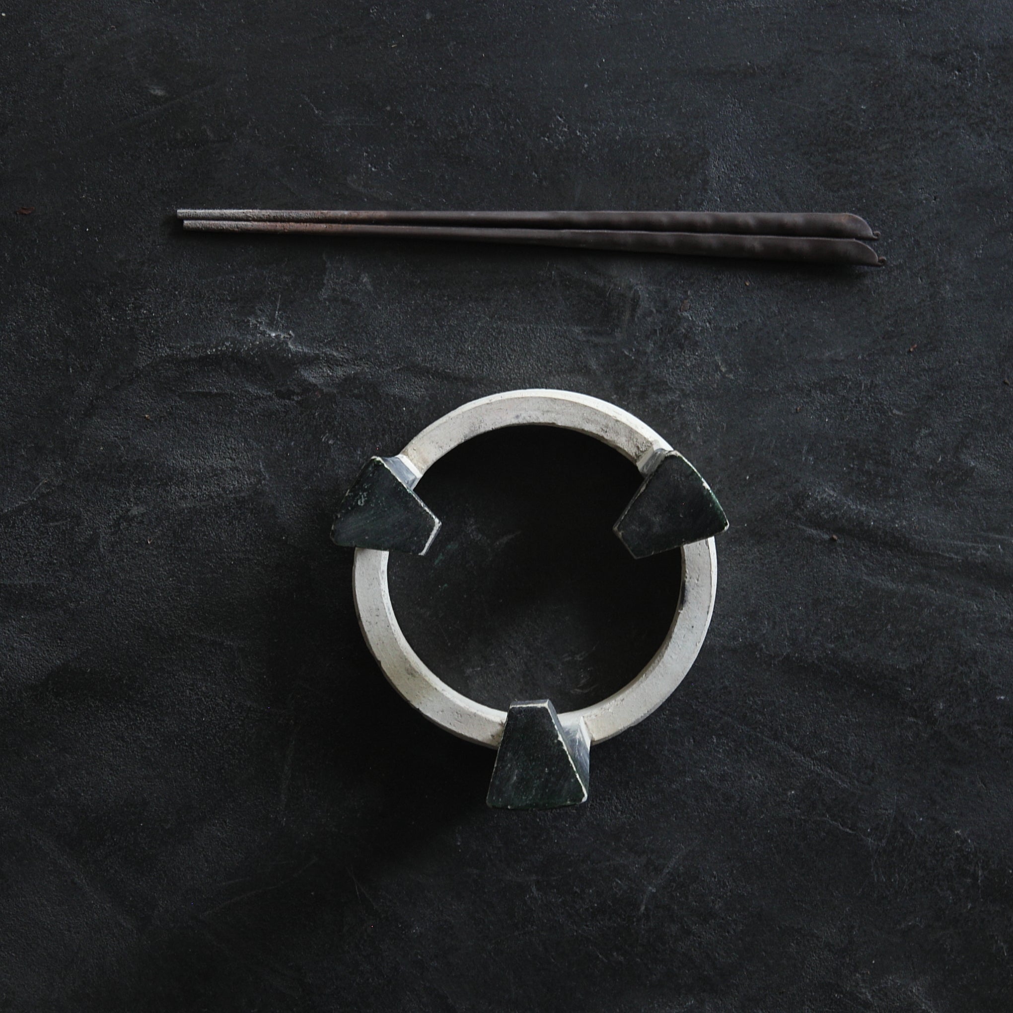 BRASERO y TENAZAS PARA FUEGO, Hecho por Miura Chikusen, con caja de madera, Período Taisho(1912–1926 d. C.)