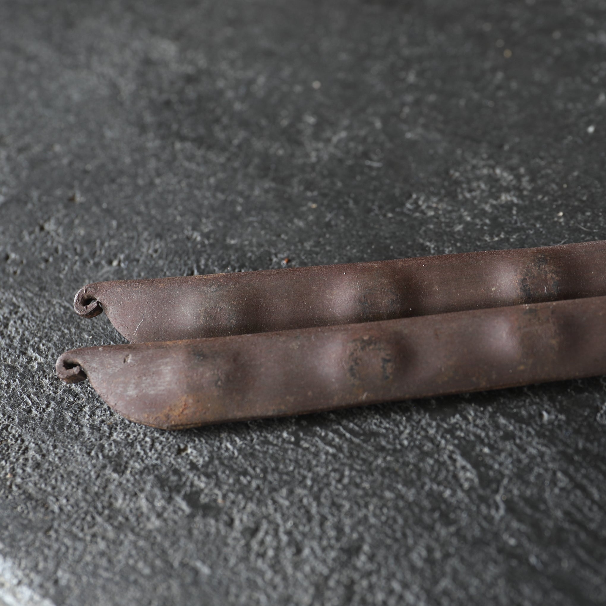 BRASERO y TENAZAS PARA FUEGO, Hecho por Miura Chikusen, con caja de madera, Período Taisho(1912–1926 d. C.)