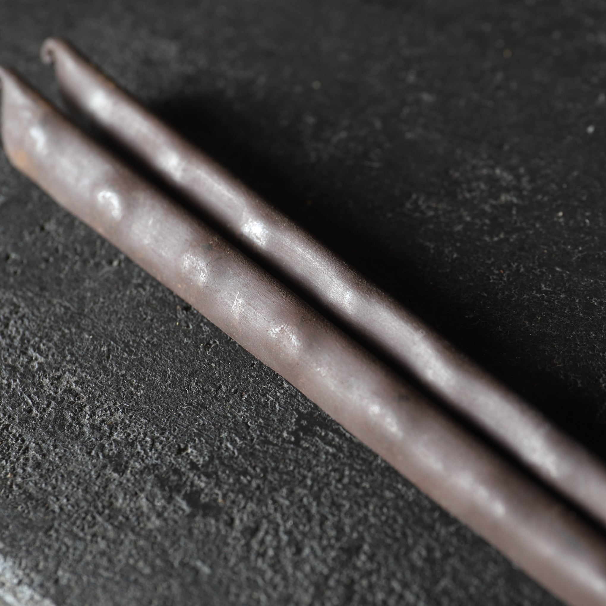 BRASERO y TENAZAS PARA FUEGO, Hecho por Miura Chikusen, con caja de madera, Período Taisho(1912–1926 d. C.)