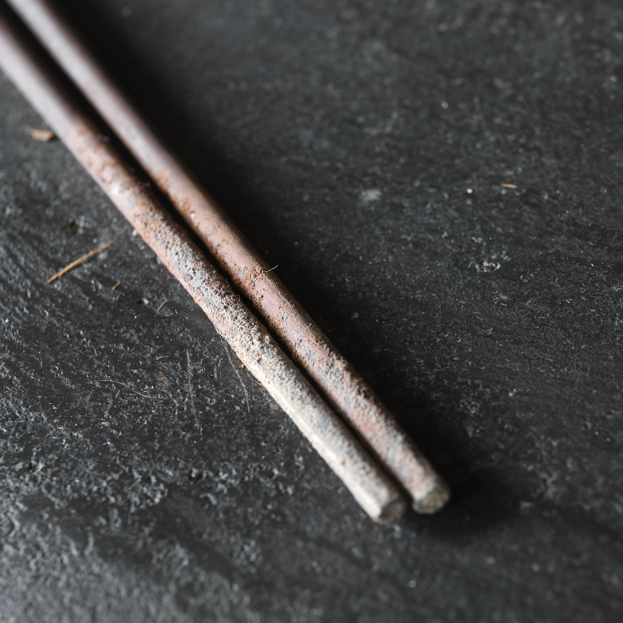 BRASERO y TENAZAS PARA FUEGO, Hecho por Miura Chikusen, con caja de madera, Período Taisho(1912–1926 d. C.)