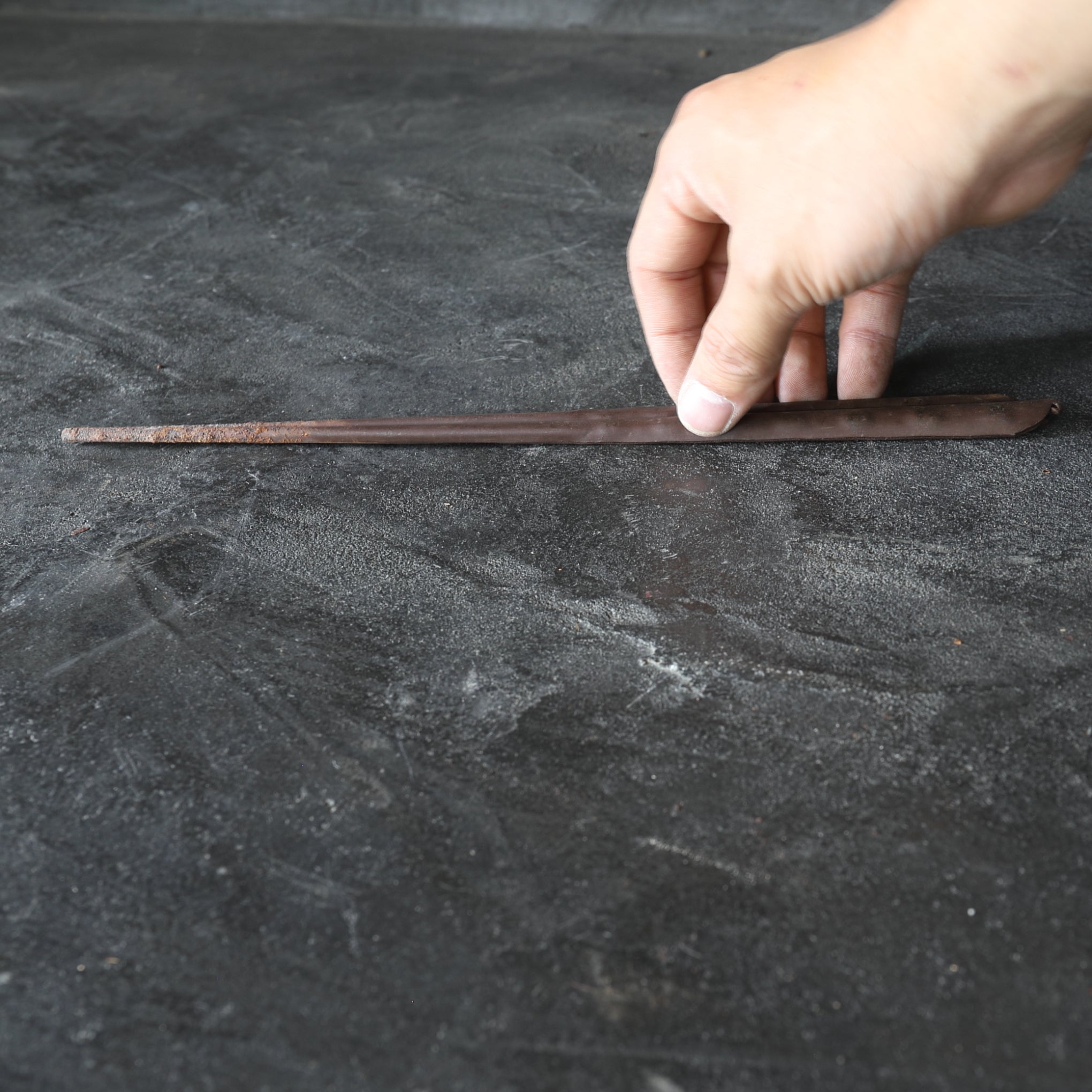 BRASERO y TENAZAS PARA FUEGO, Hecho por Miura Chikusen, con caja de madera, Período Taisho(1912–1926 d. C.)