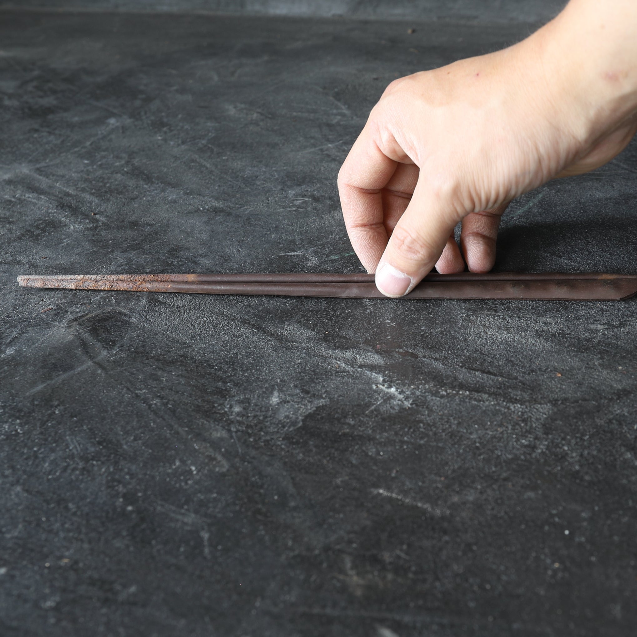 BRASERO y TENAZAS PARA FUEGO, Hecho por Miura Chikusen, con caja de madera, Período Taisho(1912–1926 d. C.)