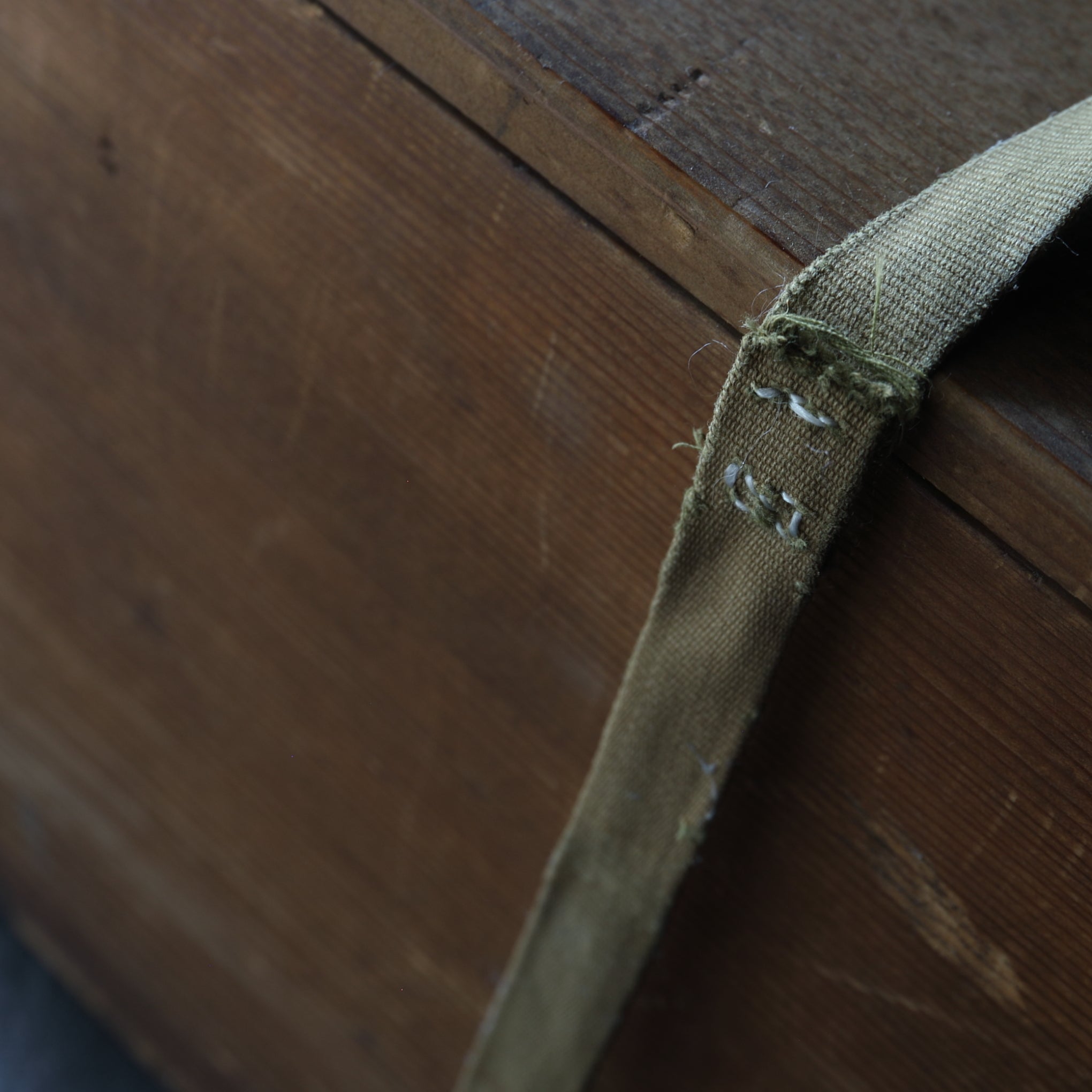 BRASERO y TENAZAS PARA FUEGO, Hecho por Miura Chikusen, con caja de madera, Período Taisho(1912–1926 d. C.)