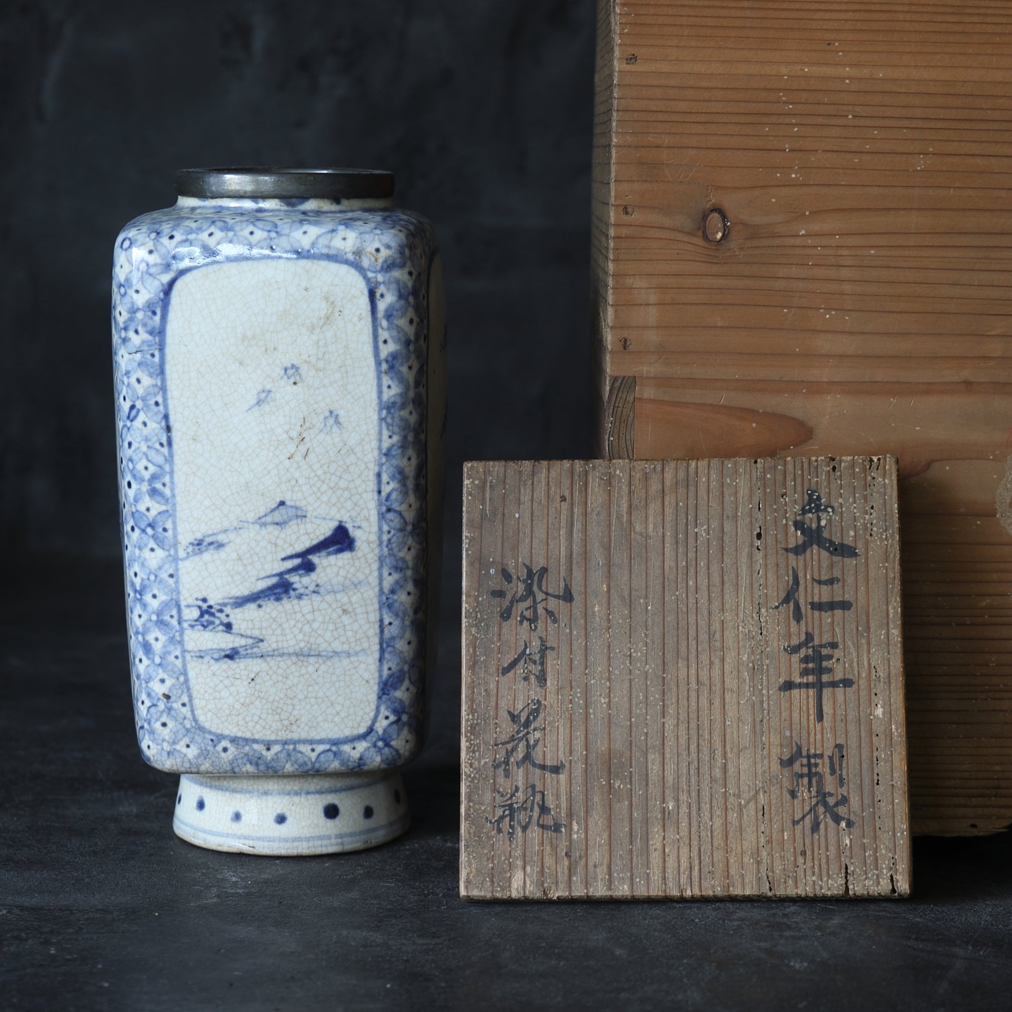 FLORERO, Ko-Imari, con azul bajo cubierta diseño de paisaje, con caja de madera, Período Edo(1603–1867 d. C.)