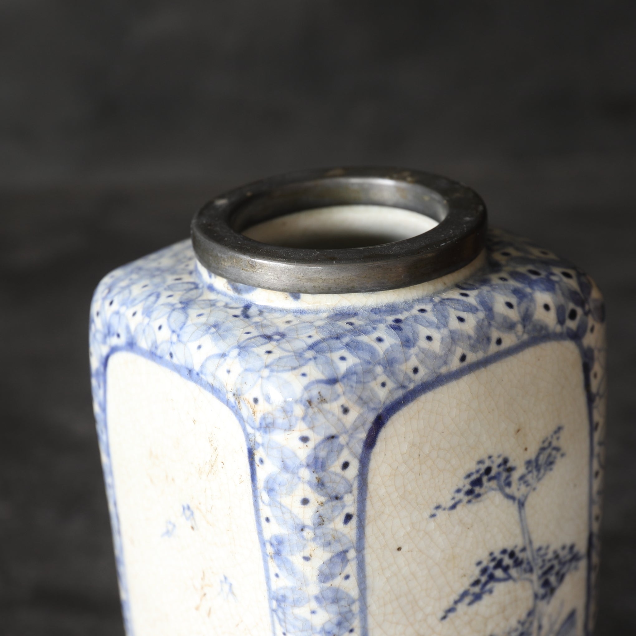 FLORERO, Ko-Imari, con azul bajo cubierta diseño de paisaje, con caja de madera, Período Edo(1603–1867 d. C.)