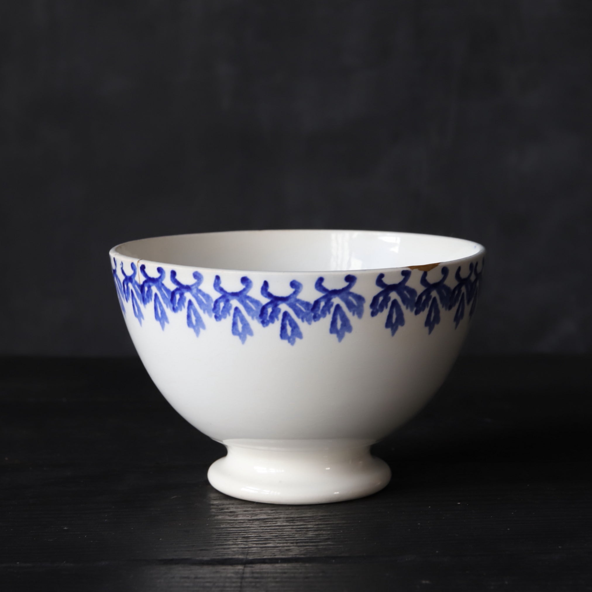 BOL DE CAFÉ CON LECHE, Con azul bajo cubierta diseño de hierba y reparación Kintsugi, Antigüedad francesa, Edad Moderna Temprana(Siglos XVI–XIX)