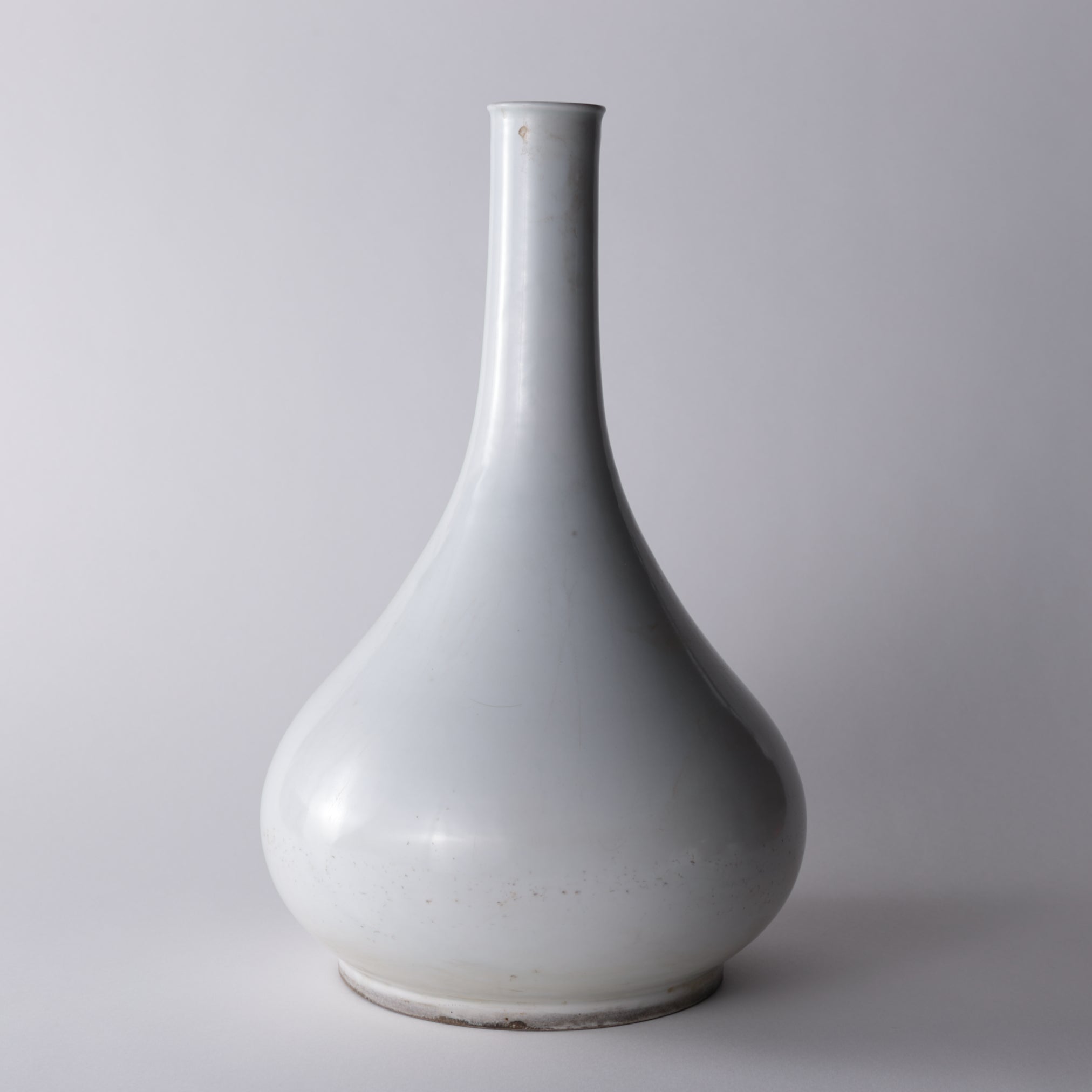 RÜBENFÖRMIGE FLASCHE, Weißporzellan, Joseon-Dynastie(1392–1897 n. Chr.)