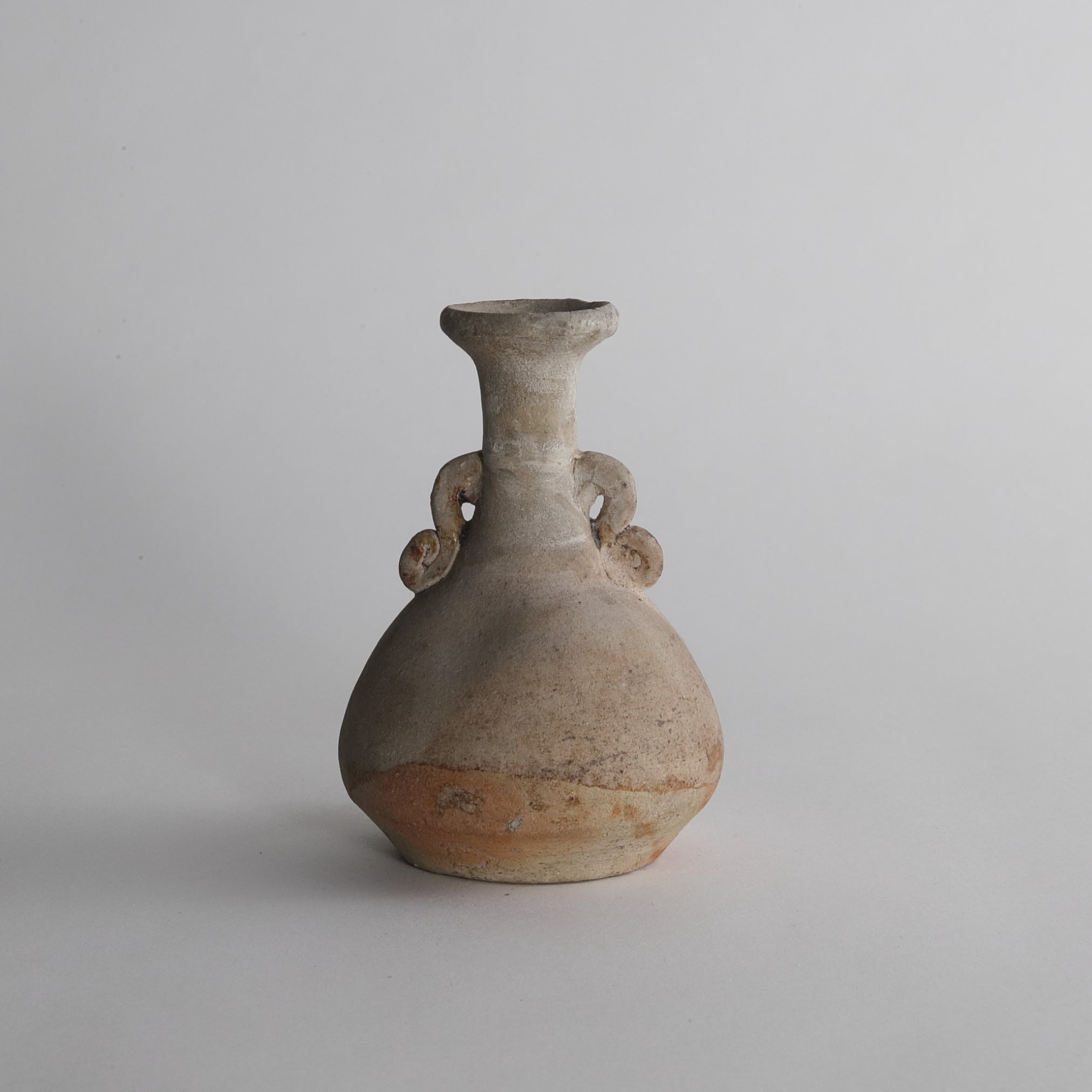 JARRÓN PARA ALTAR BUDISTA, Ko-Seto, vidriado ceniza con asas, Período Kamakura(1185–1333 d. C.)