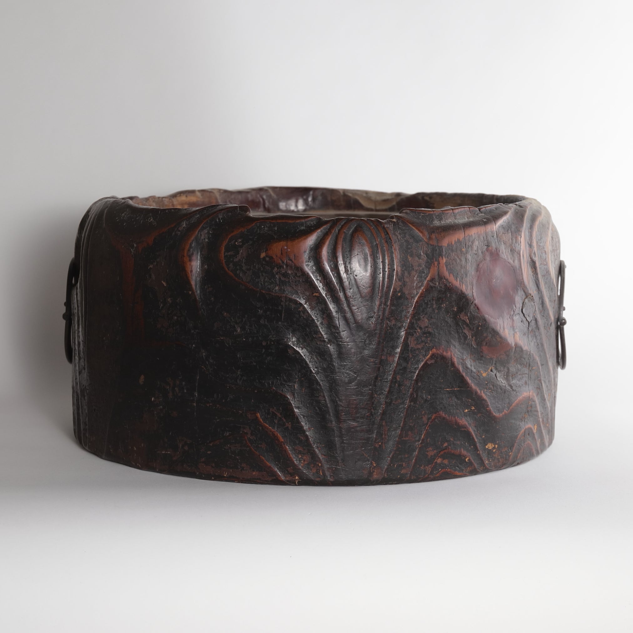 BRASERO DE CARBÓN DE MADERA, Con asas de latón, Período Edo(1603–1867 d. C.)