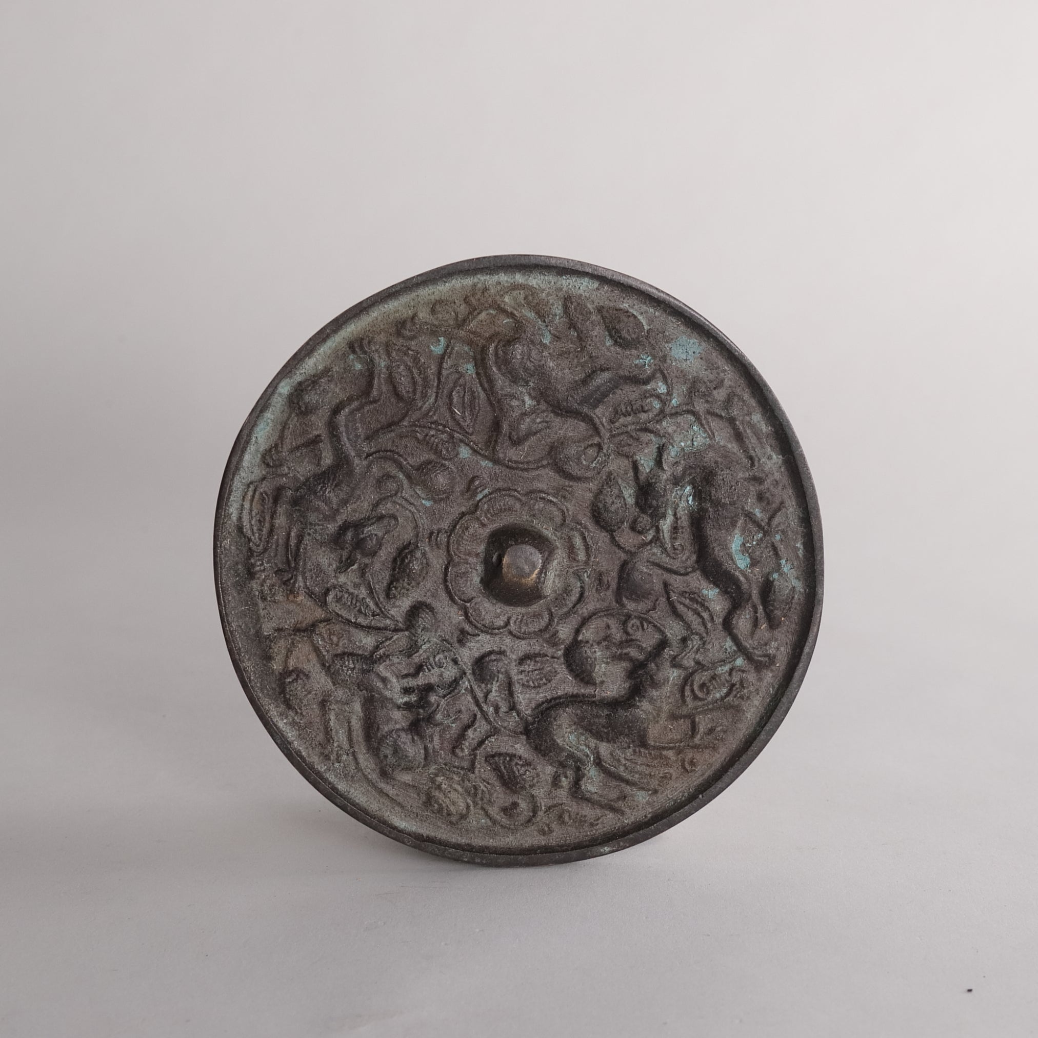 ESPEJO DE BRONCE, Tallado en relieve con diseño de bestia mítica, Mitate(espejo de bronce/pisapapeles)