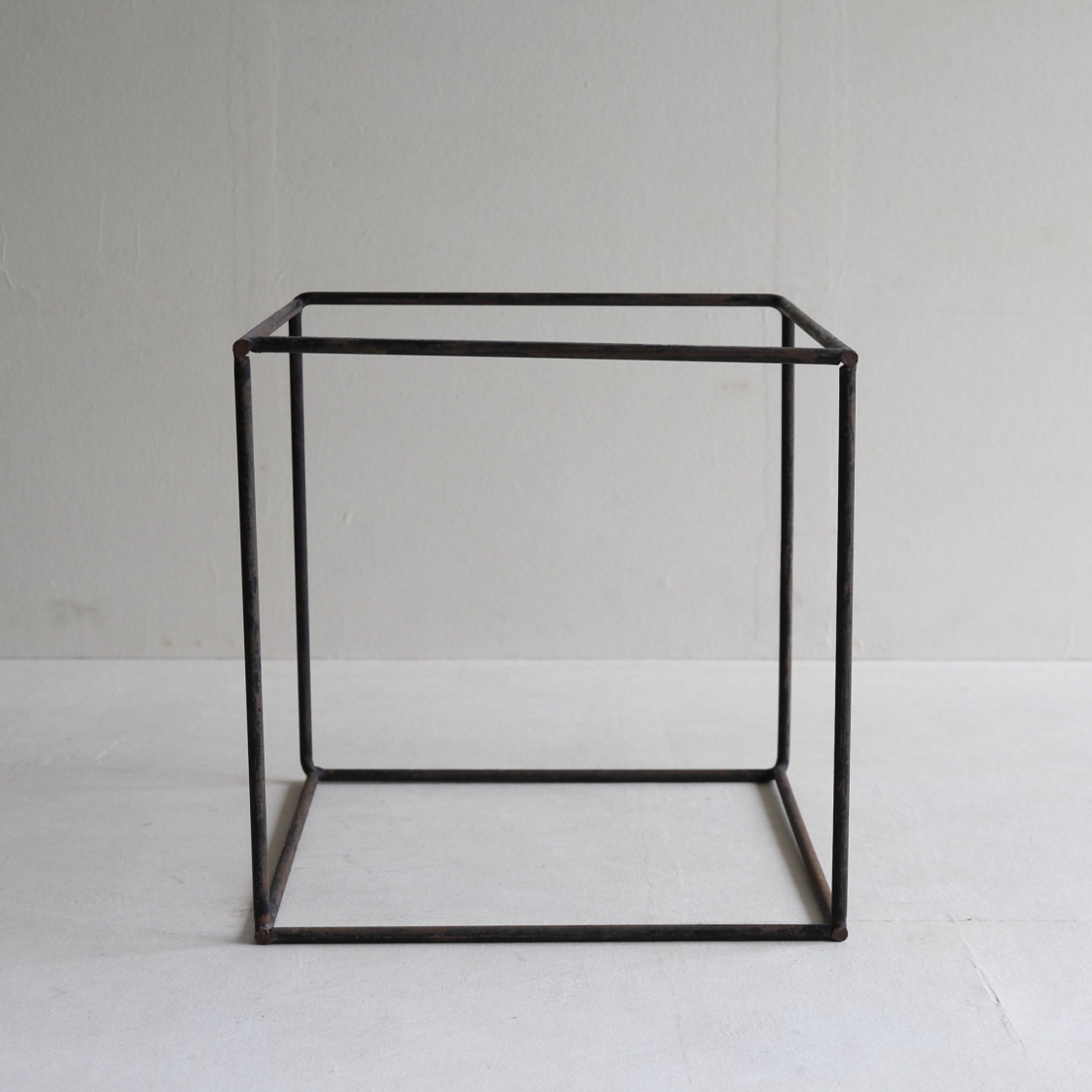 CUBO DE HIERRO VIEJO