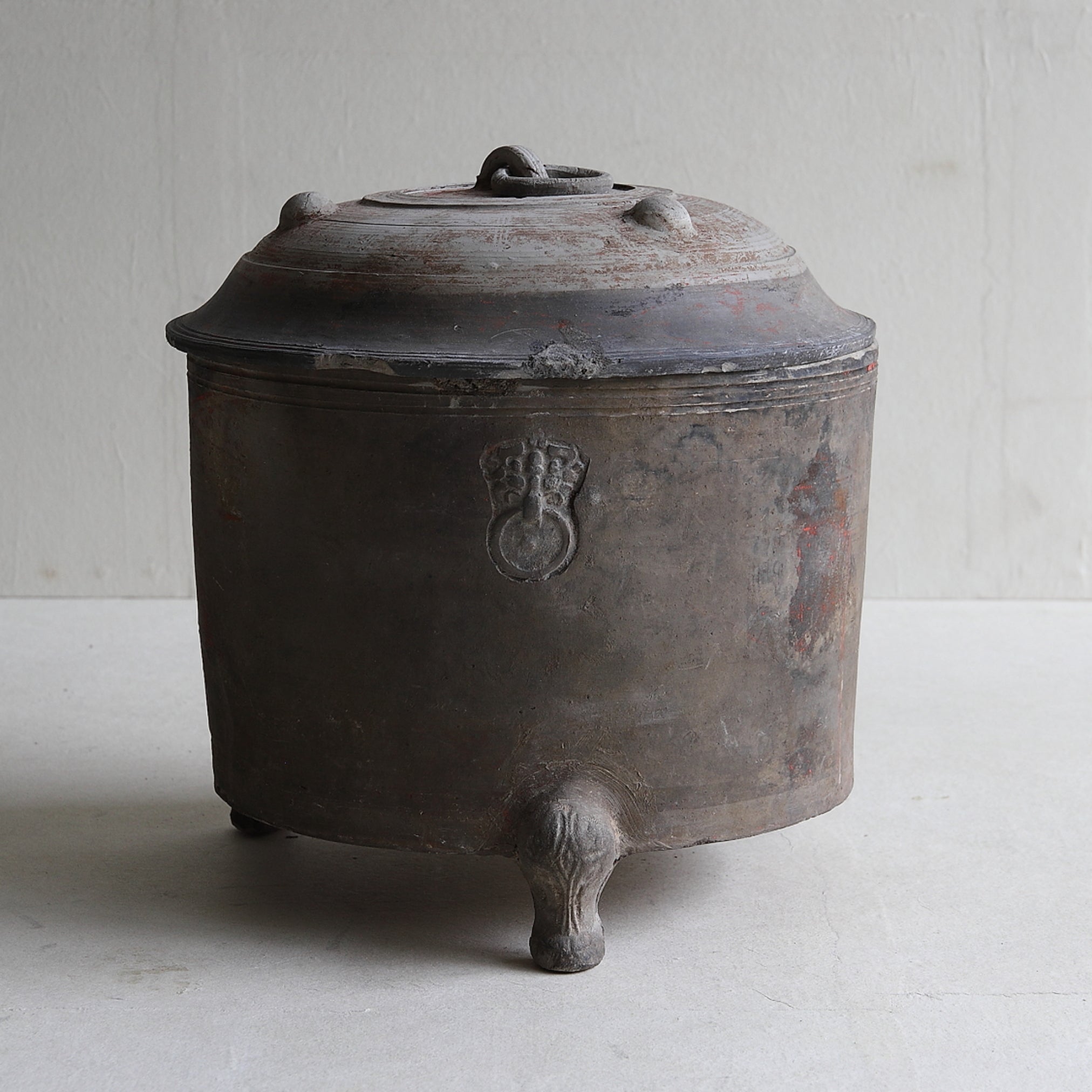 RÄUCHERGEFÄSS, Graue Irdenware mit Schlicker und Pigmenten, mit drei beinen, Han-Dynastie(206 v. Chr.–220 n. Chr.)