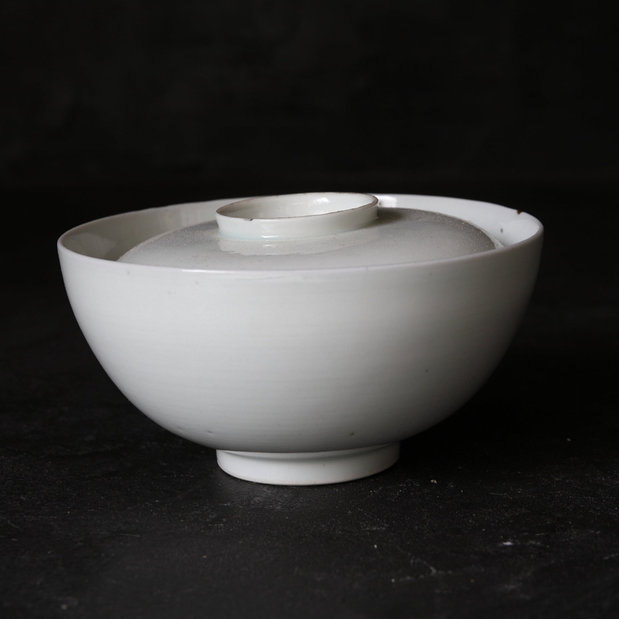 CUENCO DE TÉ CON TAPA, Ko-Imari / Estilo Kakiemon, porcelana blanca, Período Edo(1603–1867 d. C.)