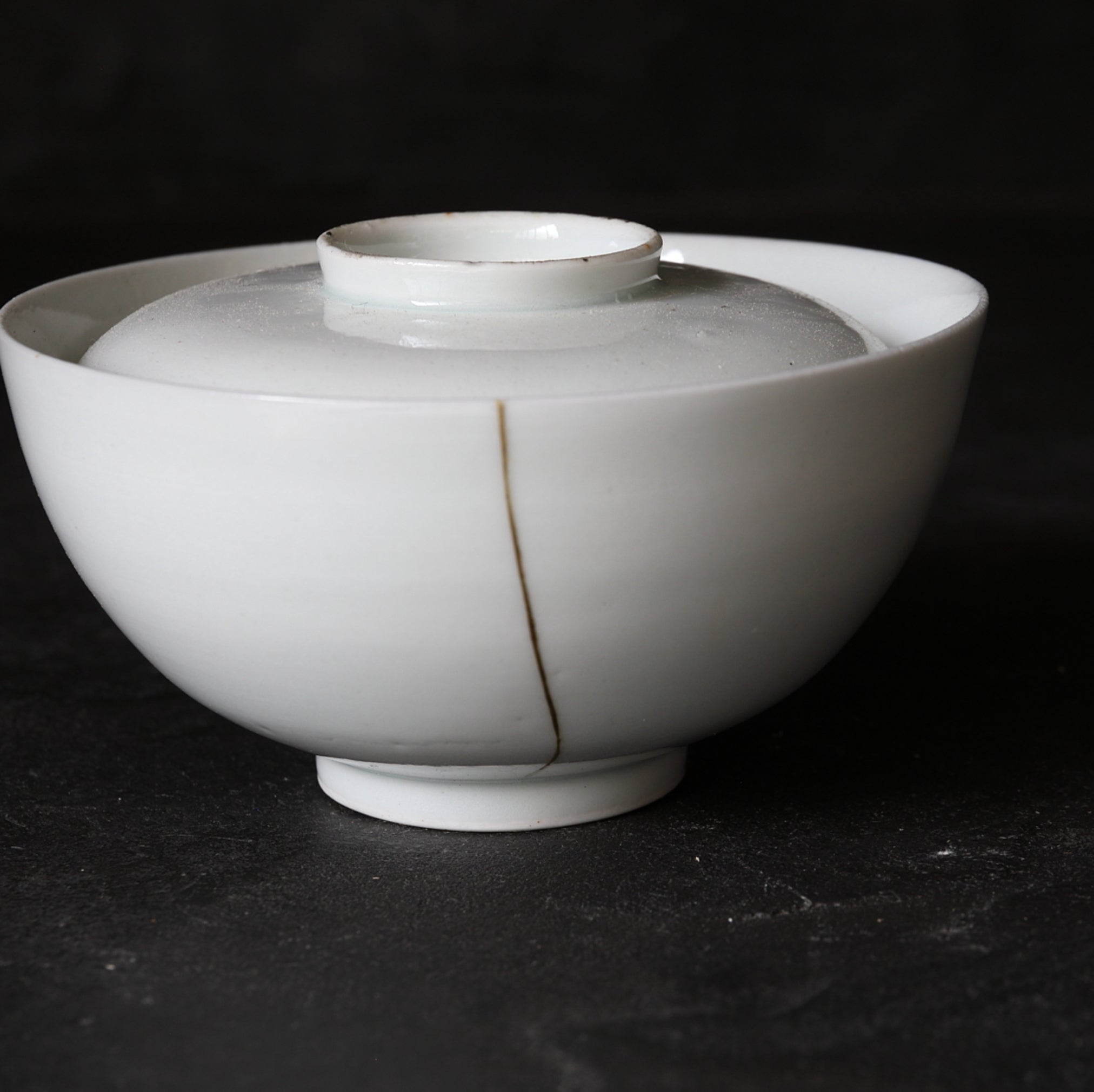 CUENCO DE TÉ CON TAPA, Ko-Imari / Estilo Kakiemon, porcelana blanca, Período Edo(1603–1867 d. C.)