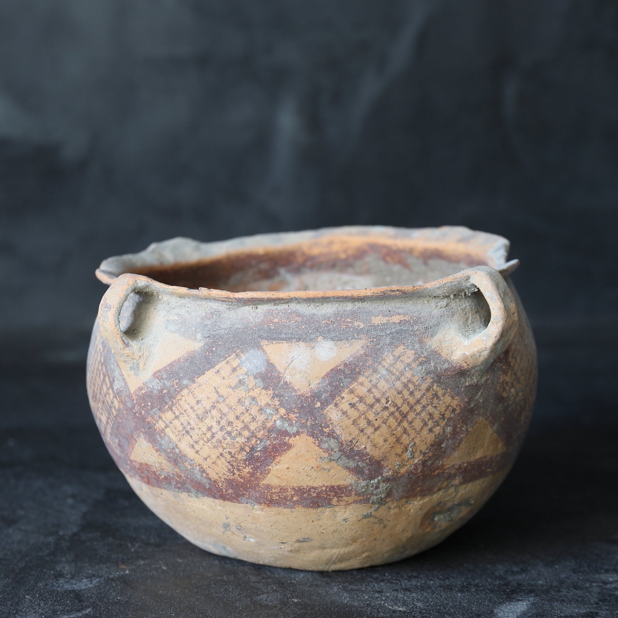 WEITHALSIGES GEFÄSS, Bemalte Keramik, Majiayao-Kultur(3300–2050 v. Chr.)