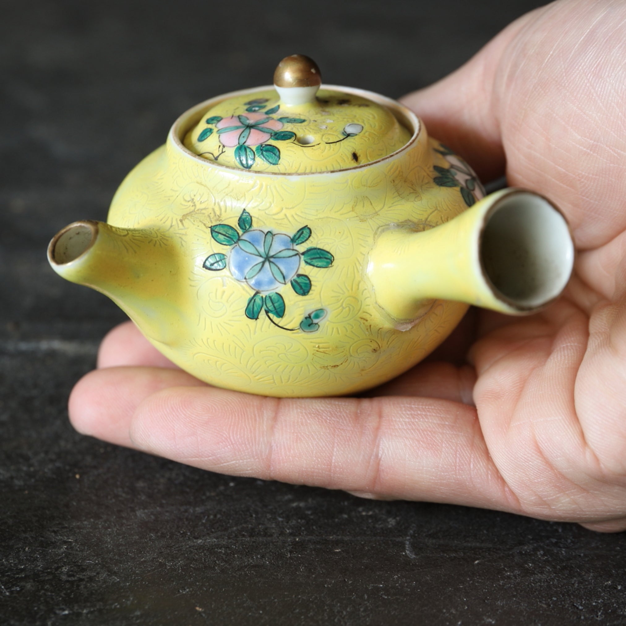 SENCHA-TEEKANNE, Jikin-de, gemarkt Qianlong nian zhi, famille-rose-verzierte mit florales muster, Qing-Dynastie(1616–1911 n. Chr.)