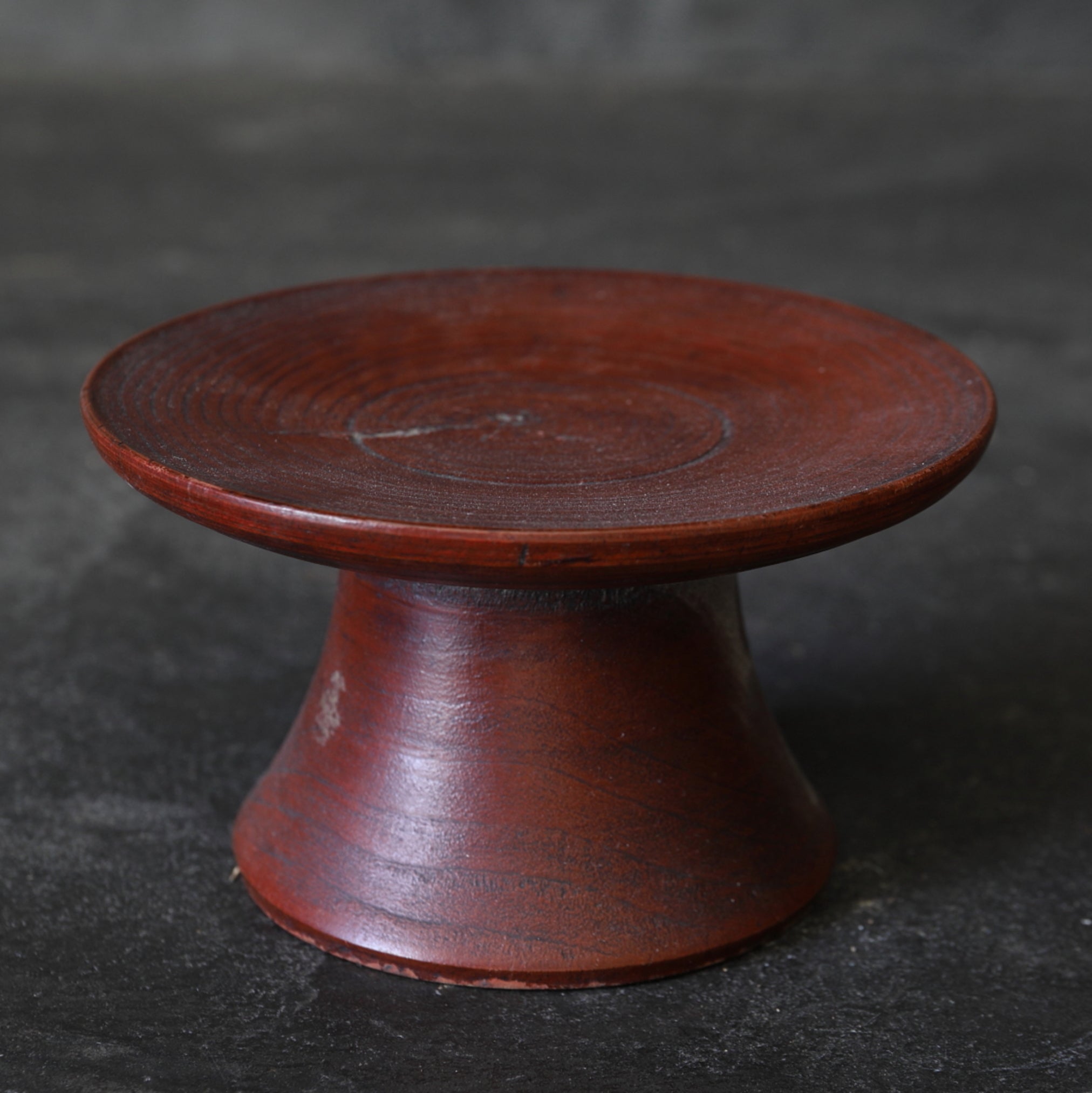 HOUTEN KOM OP VOET MET VASTE SCHOTEL, Joseon-dynastie(1392–1897 n.Chr.)