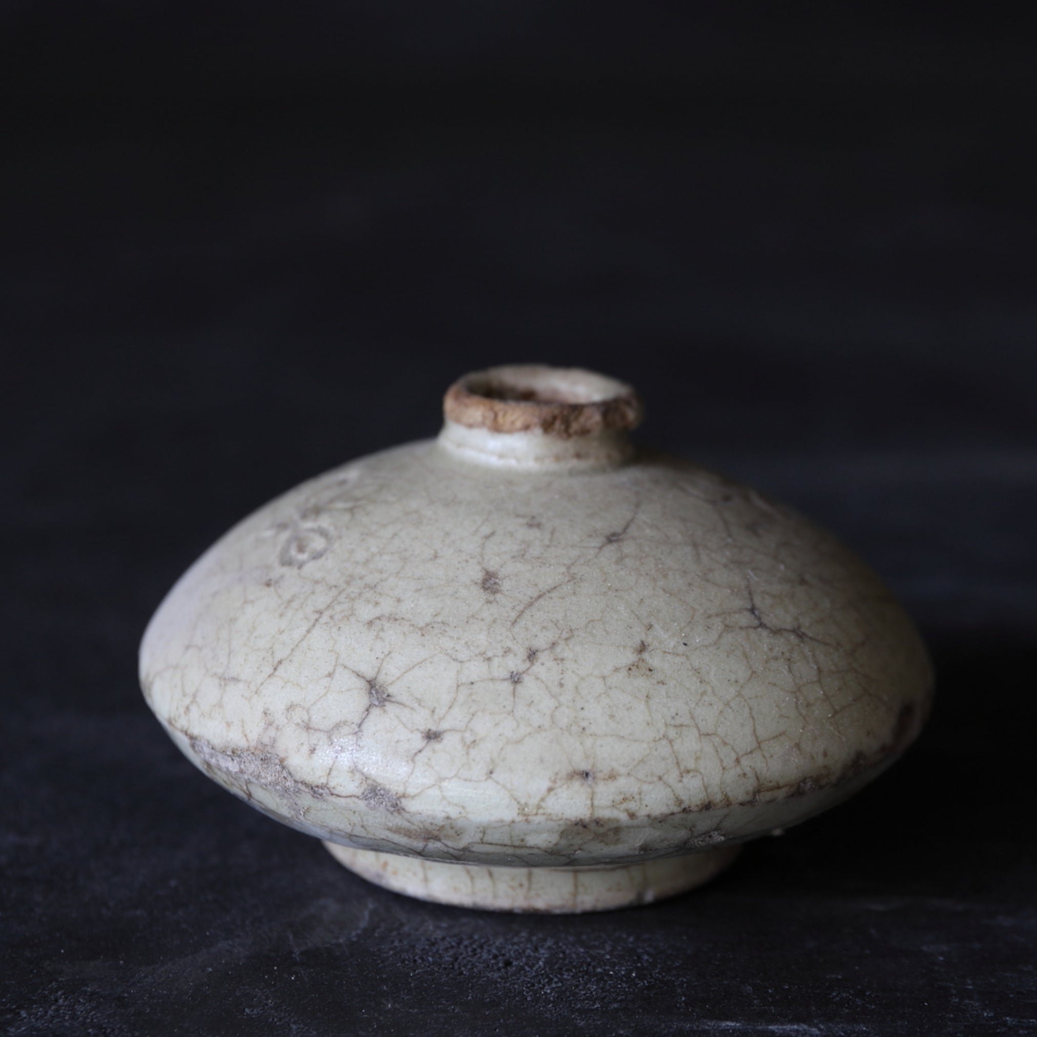 VASO PICCOLO, Ko-Seto, smaltato a cenere, con design floreale stampato, Periodo Edo(1603–1867 d.C.)