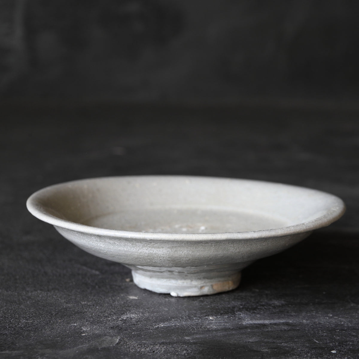 李朝 堅手皿（1392–1897 CE） | 入蘆花（ロカニイル）