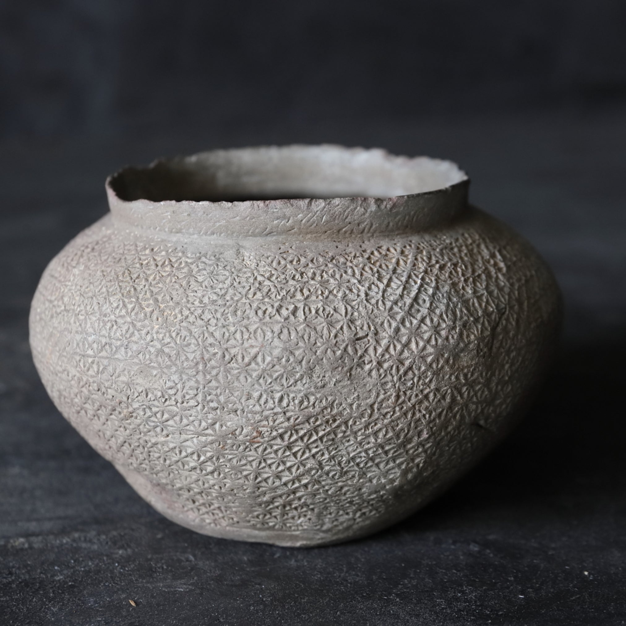 VASO IN GRES CON DISEGNO STAMPATO, Periodo Stati Combattenti(770–221 a.C.)