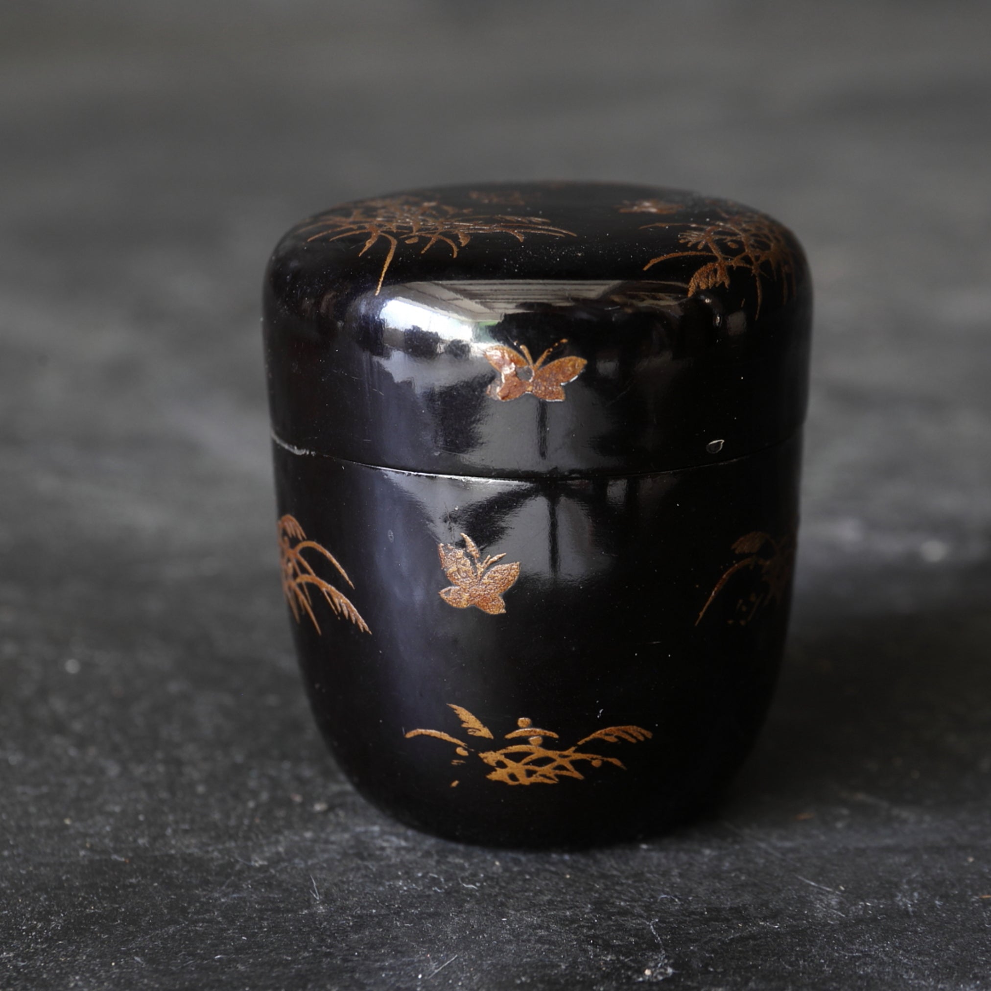 NATSUME, Decorato in Maki-e con decorazione a farfalla ed erba