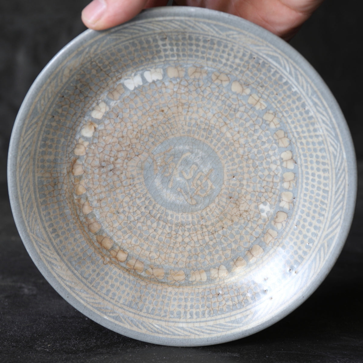 李朝 粉青象嵌皿（1392–1897 CE） | 入蘆花（ロカニイル）