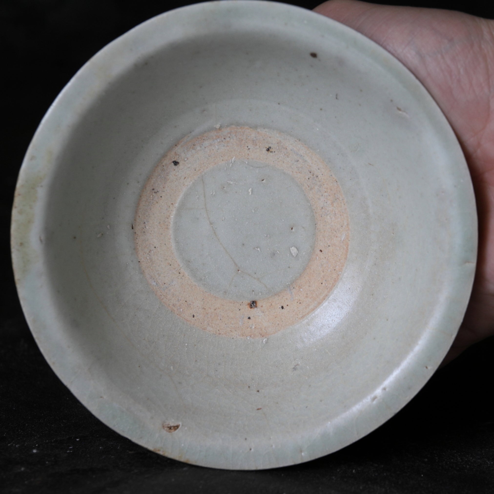 PIATTO CELADON DA UNA VECCHIA FORNACE POPOLARE, Dinastia Yuan(1206–1368 d.C.)