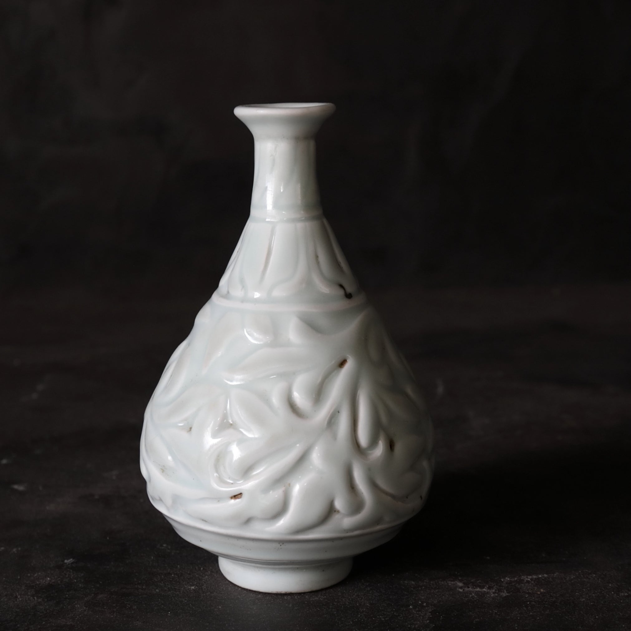 BOTTIGLIA, Qingbai con intagliata a rilievo motivo floreale, Dinastia Ming(1368–1644 d.C.)