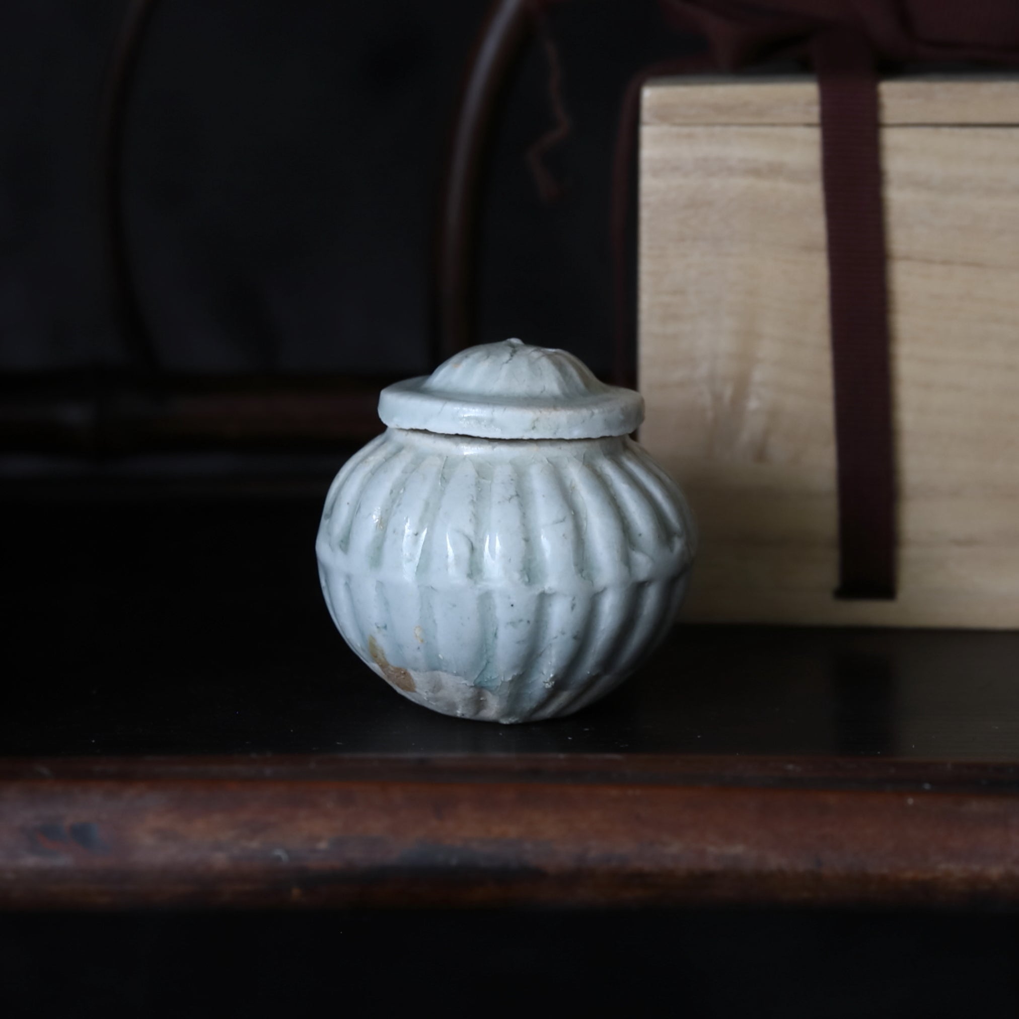 VASO / SCATOLA DA TÈ PICCOLO, Ceramica Hutian, yingqing con motivo a cresta con coperchio, Dinastia Song(960–1279 d.C.)