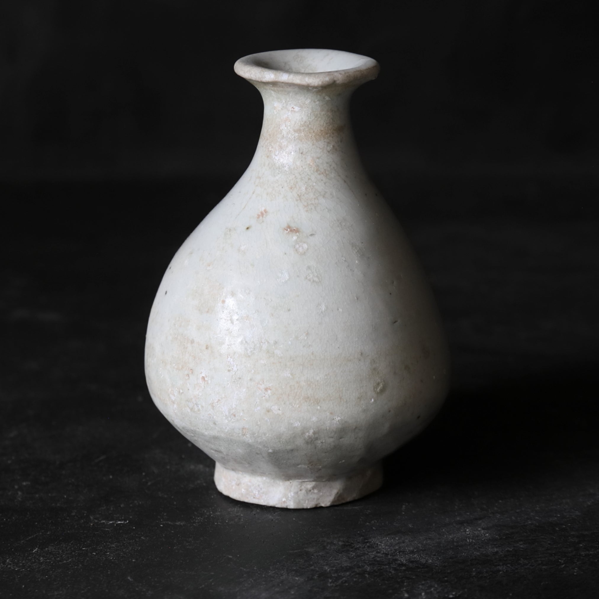 BOUTEILLE, Porcelaine blanche, Dynastie Joseon(1392–1897 apr. J.-C.)