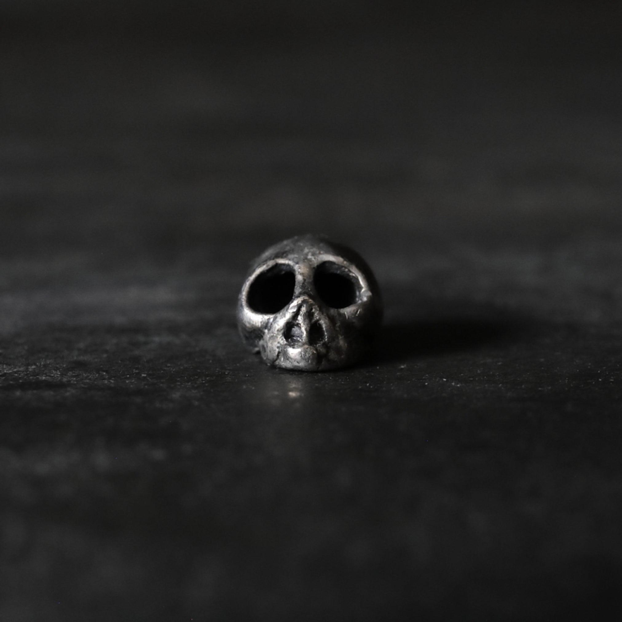 NETSUKE D'ARGENTO, Con teschio
