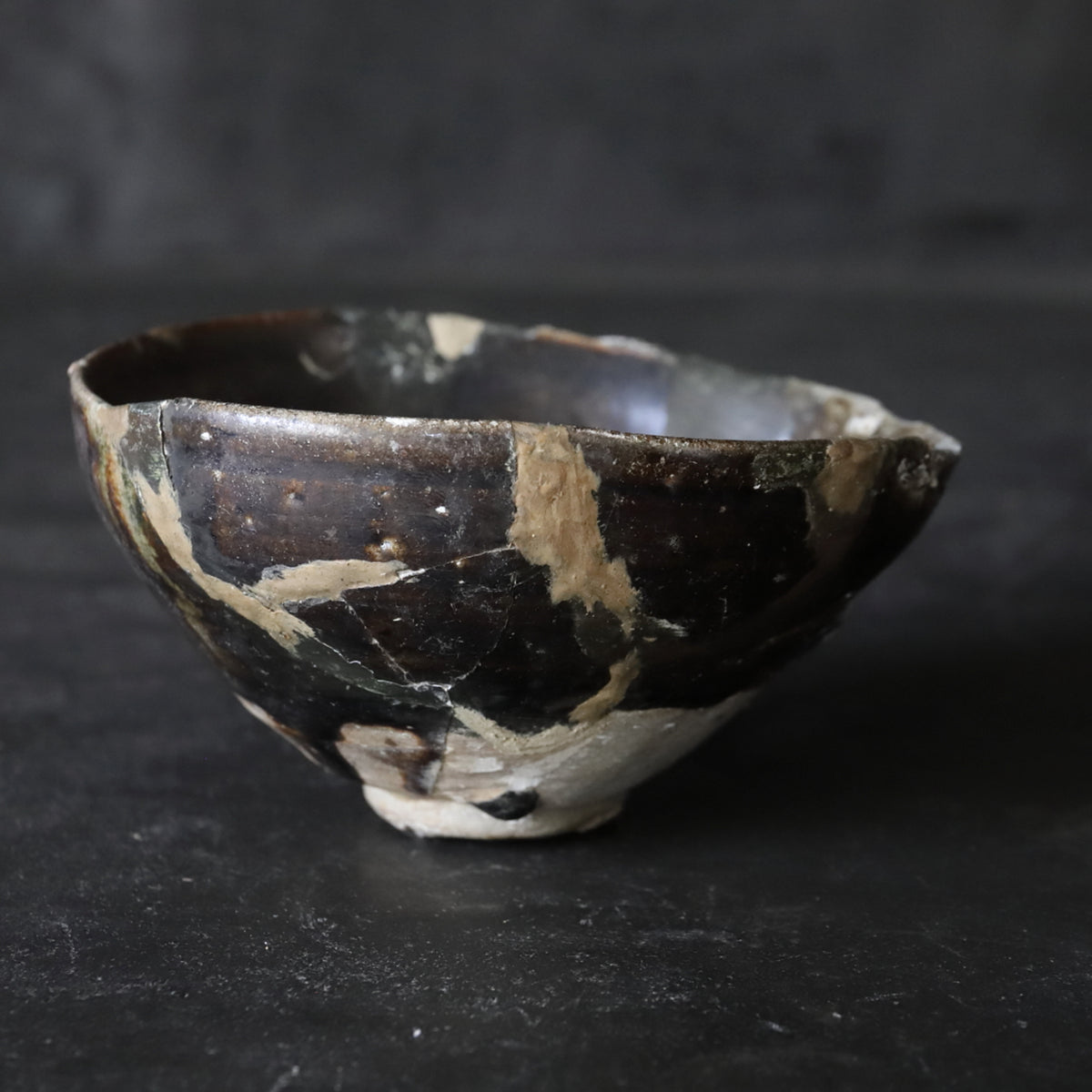 室町時代 古美濃 鉄釉茶碗（1336–1573 CE） | 入蘆花（ロカニイル）