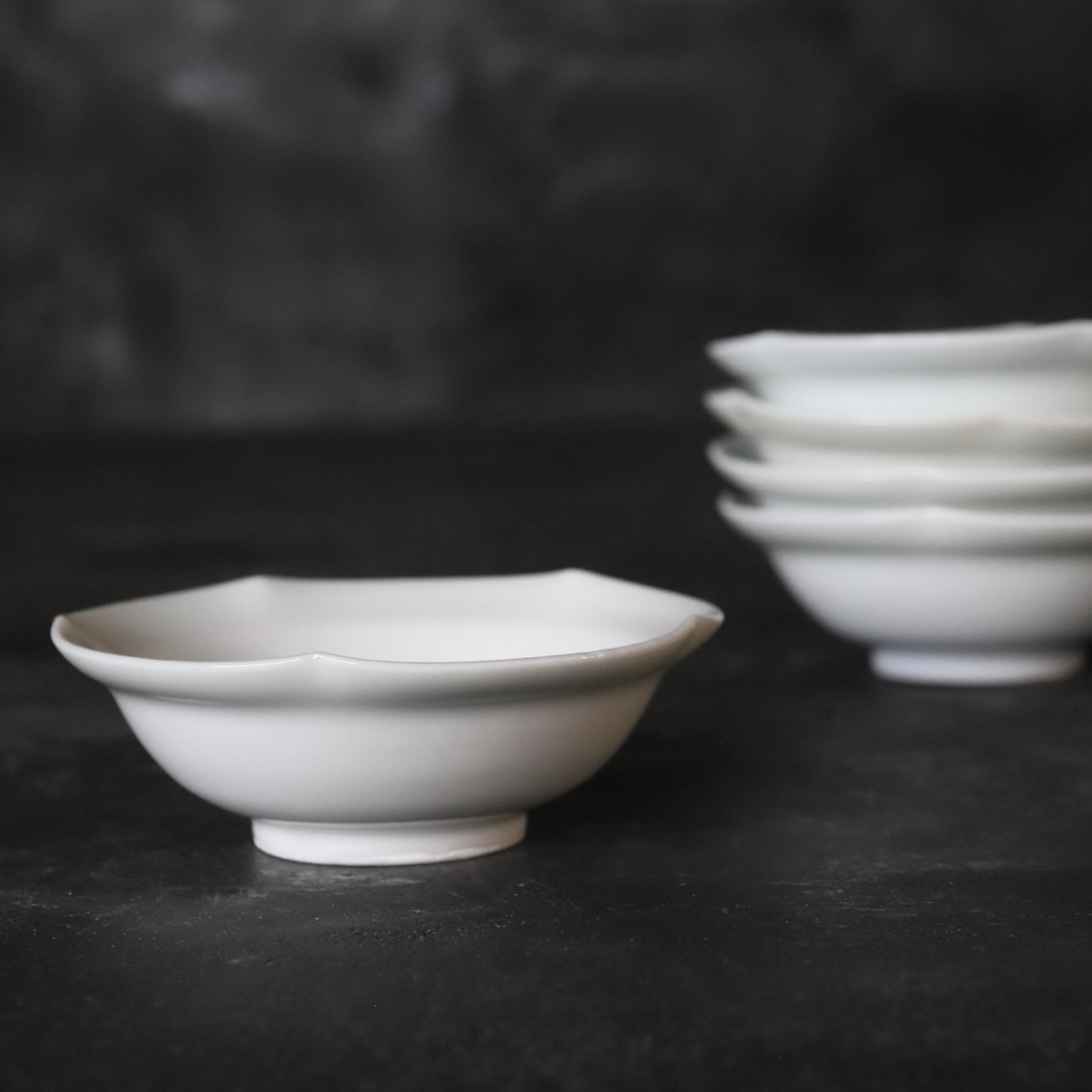 BOL / PLAT À DOUCEURS, Porcelaine blanche rebord fleuri, ensemble de 5