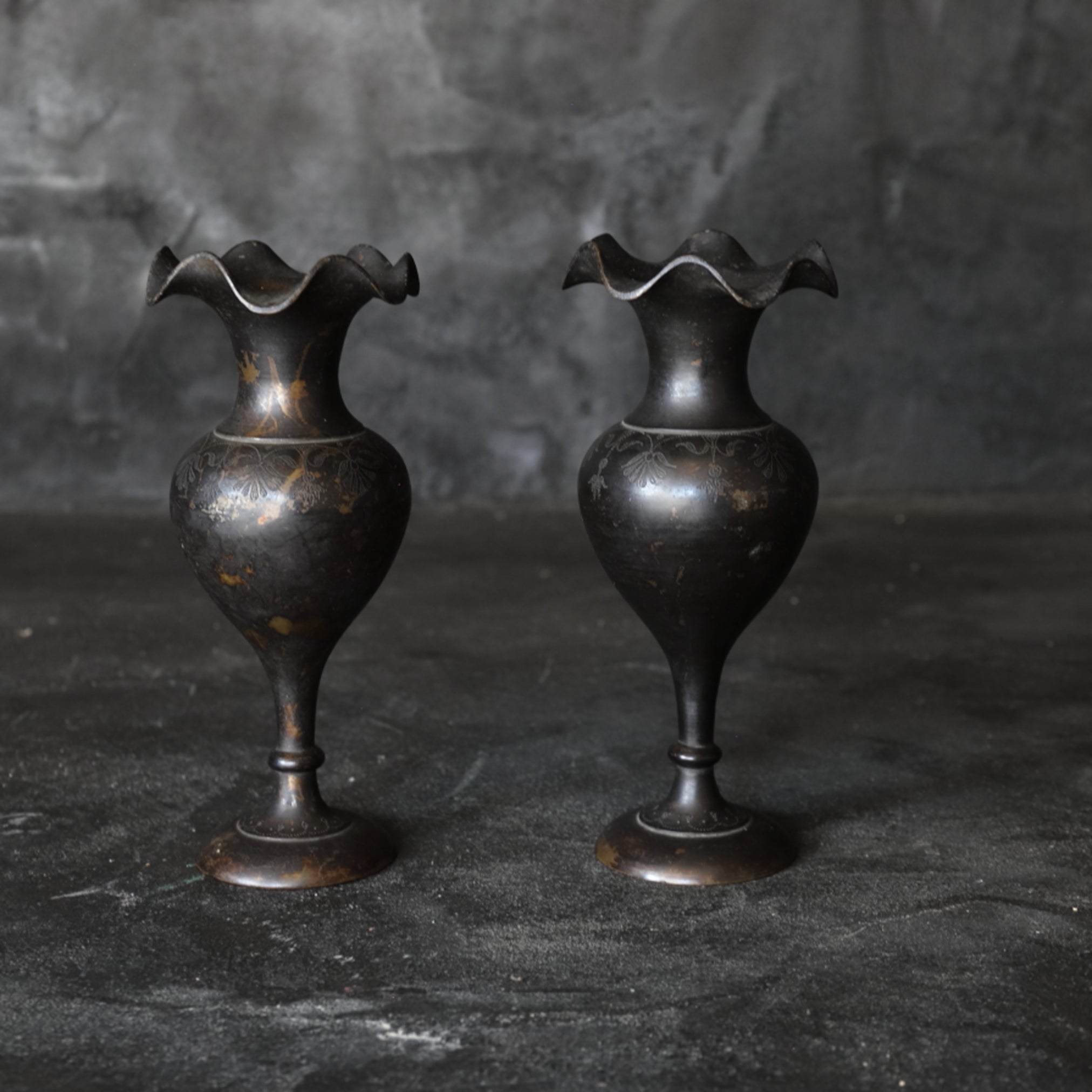 RUNDBLÜTENFÖRMIGE BRONZENE BLUMENVASE, Paar, Qing-Dynastie(1616–1911 n. Chr.)