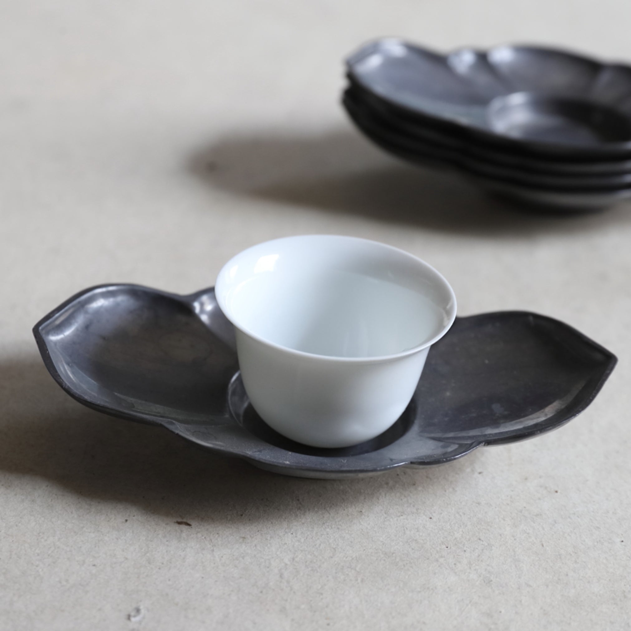 PIATTINO A FIORE LOBATA DI STAGNO ANTICO, Set da 5, Dinastia Qing(1616–1911 d.C.)
