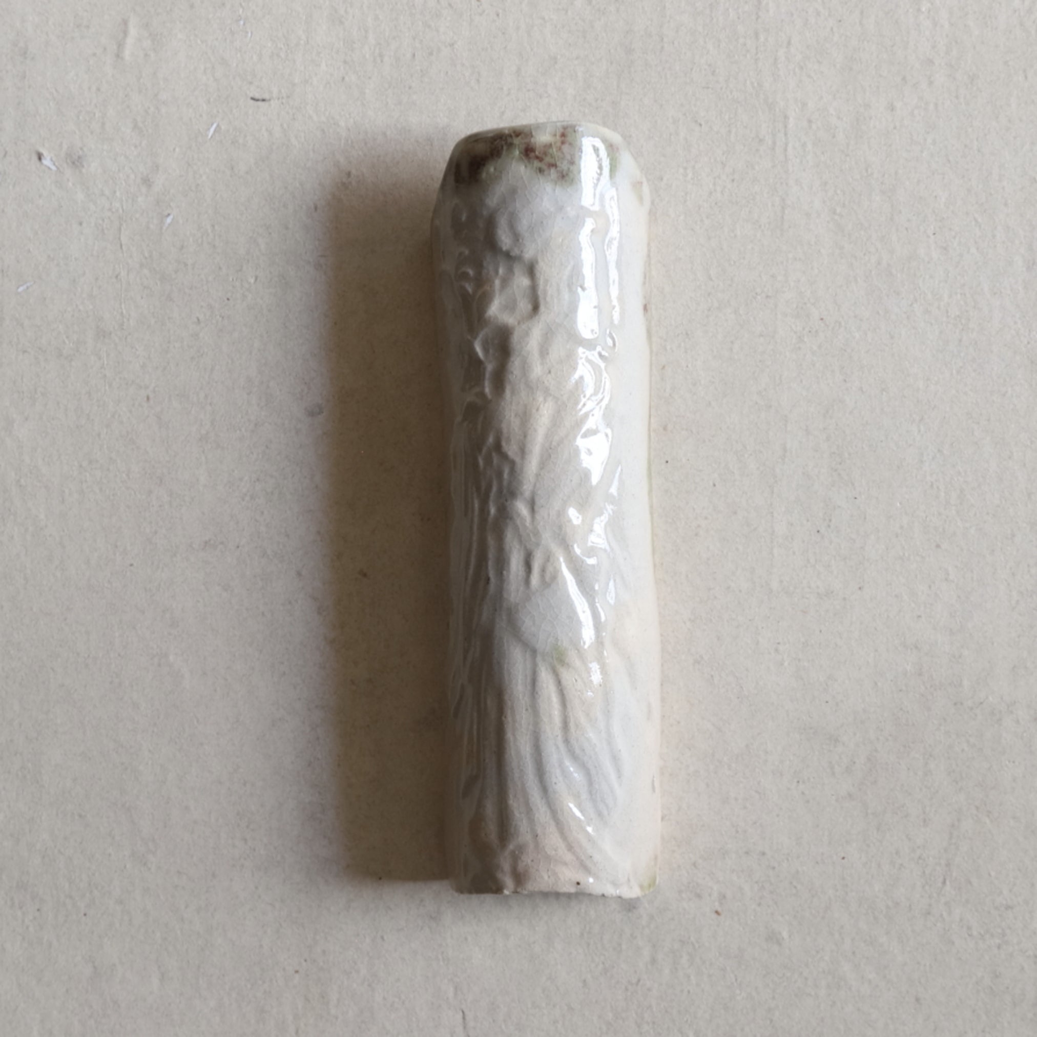 MISURINO DA TÈ, Smaltato bianco, con motivo apsara, Periodo Edo–Meiji(1603–1912 d.C.)