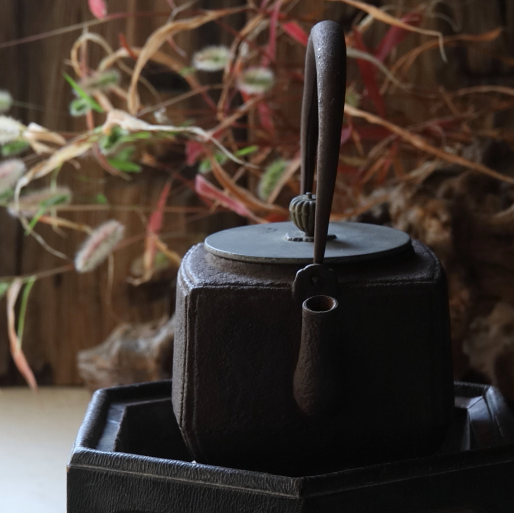 ANCIEN TETSUBIN EN CUIVRE, En forme de carrée avec couvercle bouton ajouré
