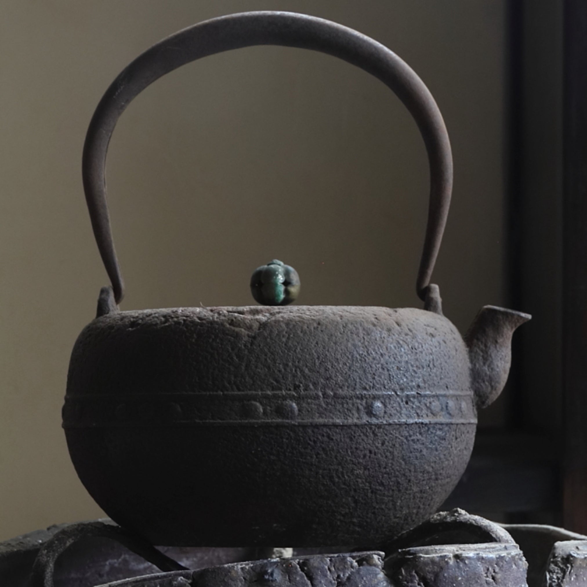 TETSUBIN DI RAME ANTICO, Con coperchio, pomello traforato, marchiato ryubundo, Periodo Meiji–Taisho(1868–1926 d.C.)