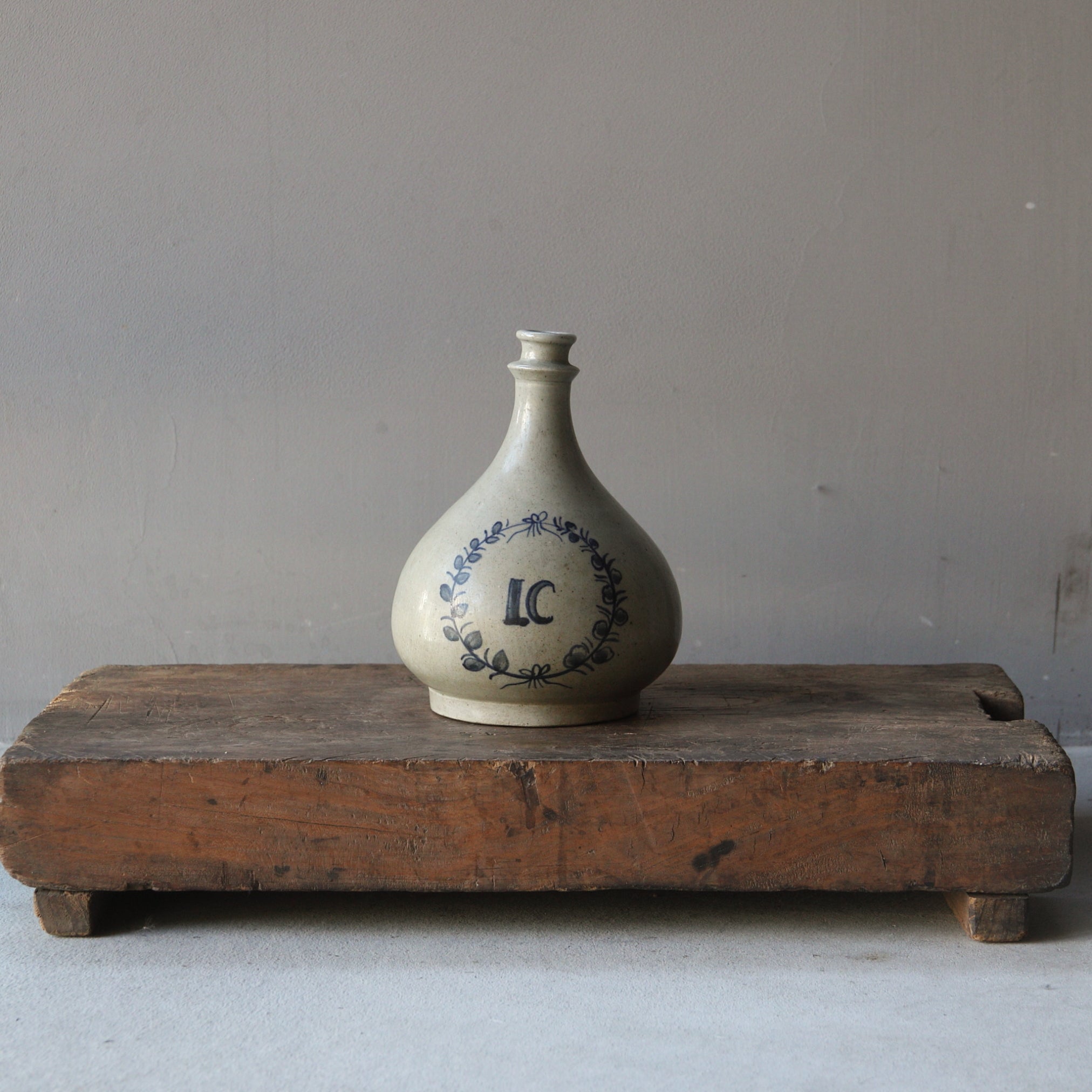 BOTELLA COMPRA, Con azul bajo cubierta diseño de anillo floral lc, Período Edo(1603–1867 d. C.)