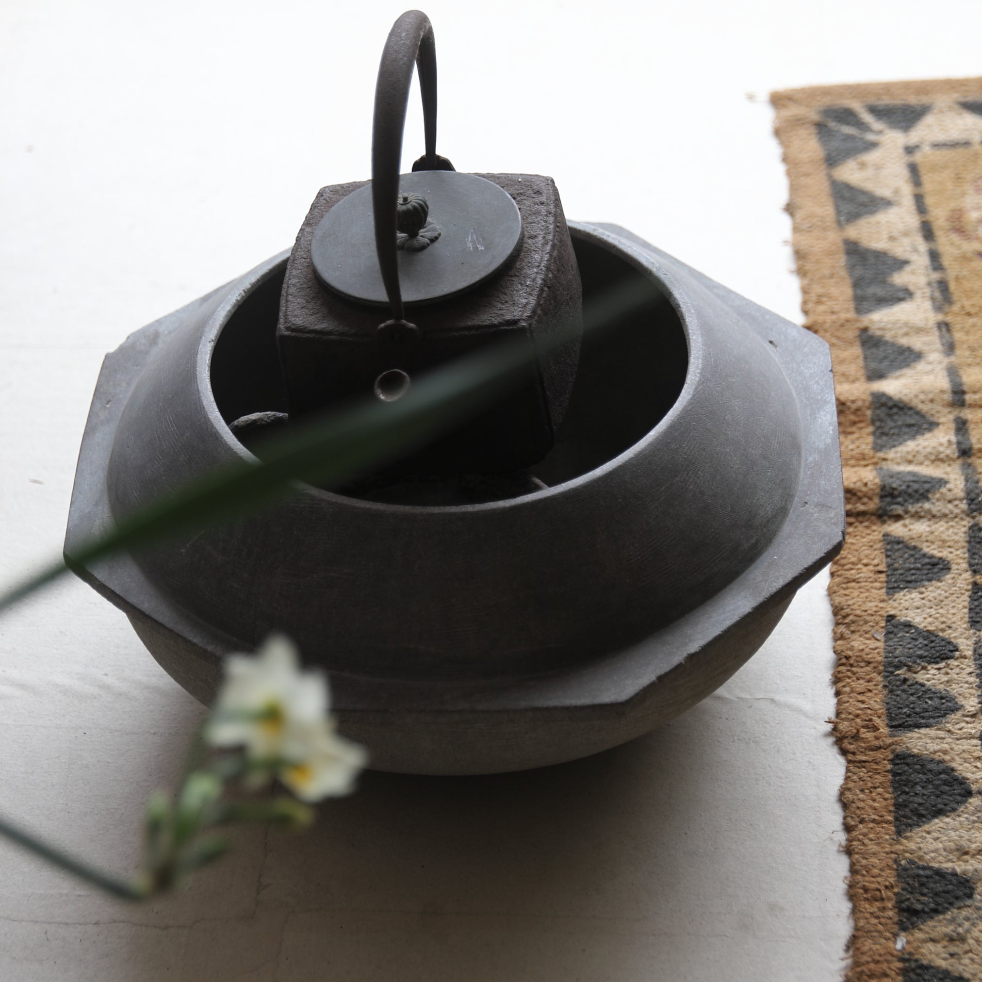 GRAND POT EN PIERRE / RO OCTOGONAL, Mitate(ro), Dynastie Joseon(1392–1897 apr. J.-C.)