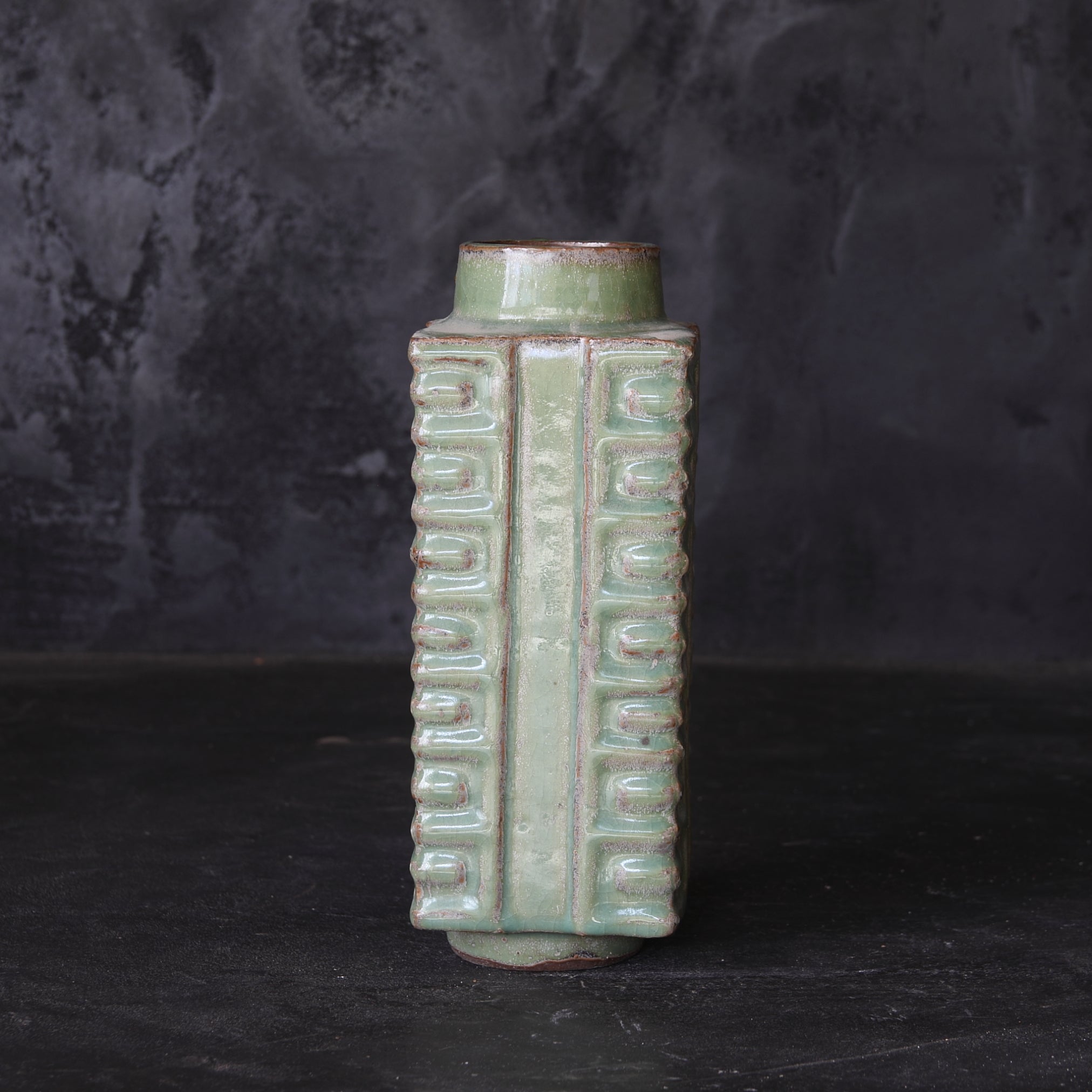 BOTELLA DE CONG, Celadón, Dinastía Ming(1368–1644 d. C.)