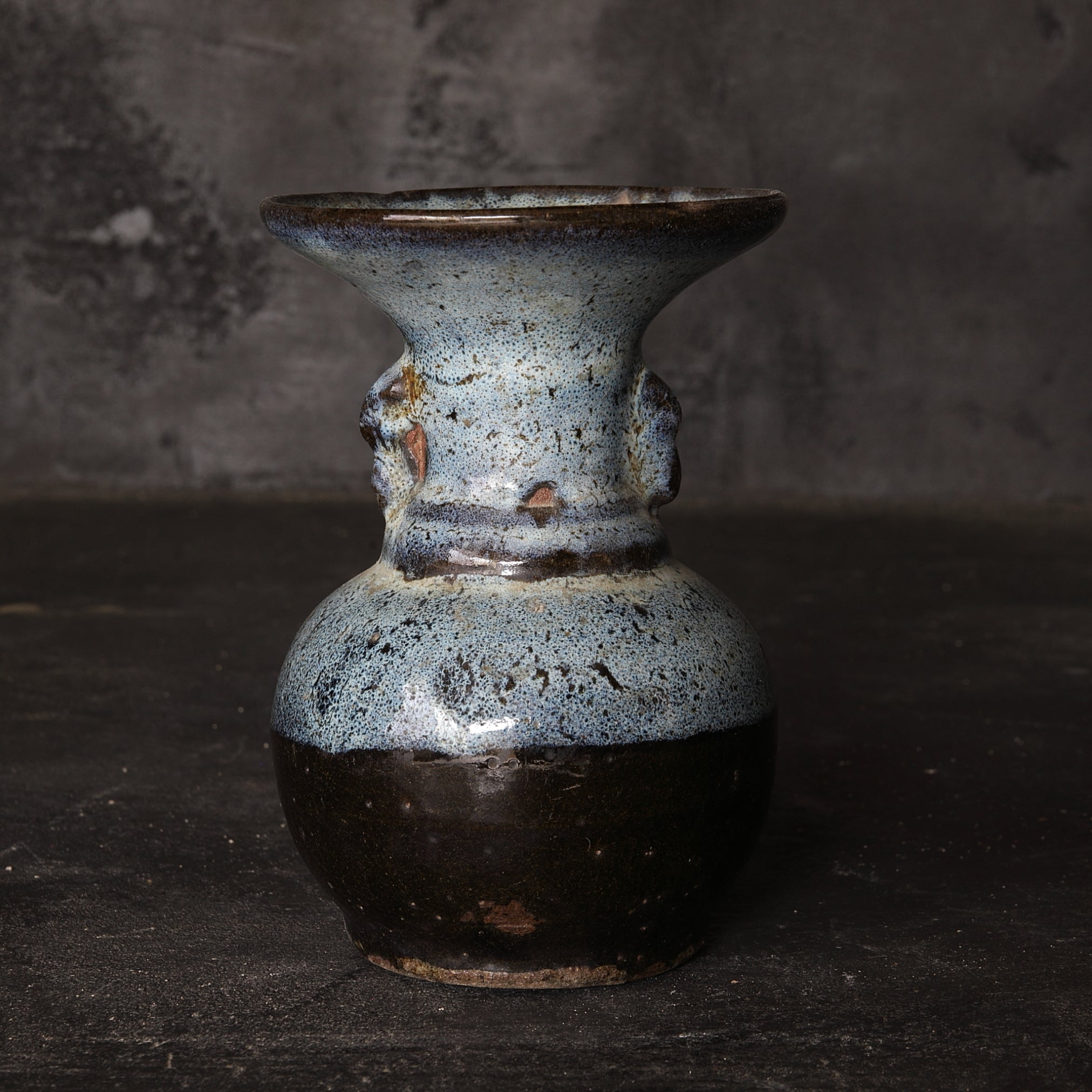 JARRÓN PARA ALTAR BUDISTA, Chōsen Karatsu, Período Azuchi-Momoyama(1573–1603 d. C.)