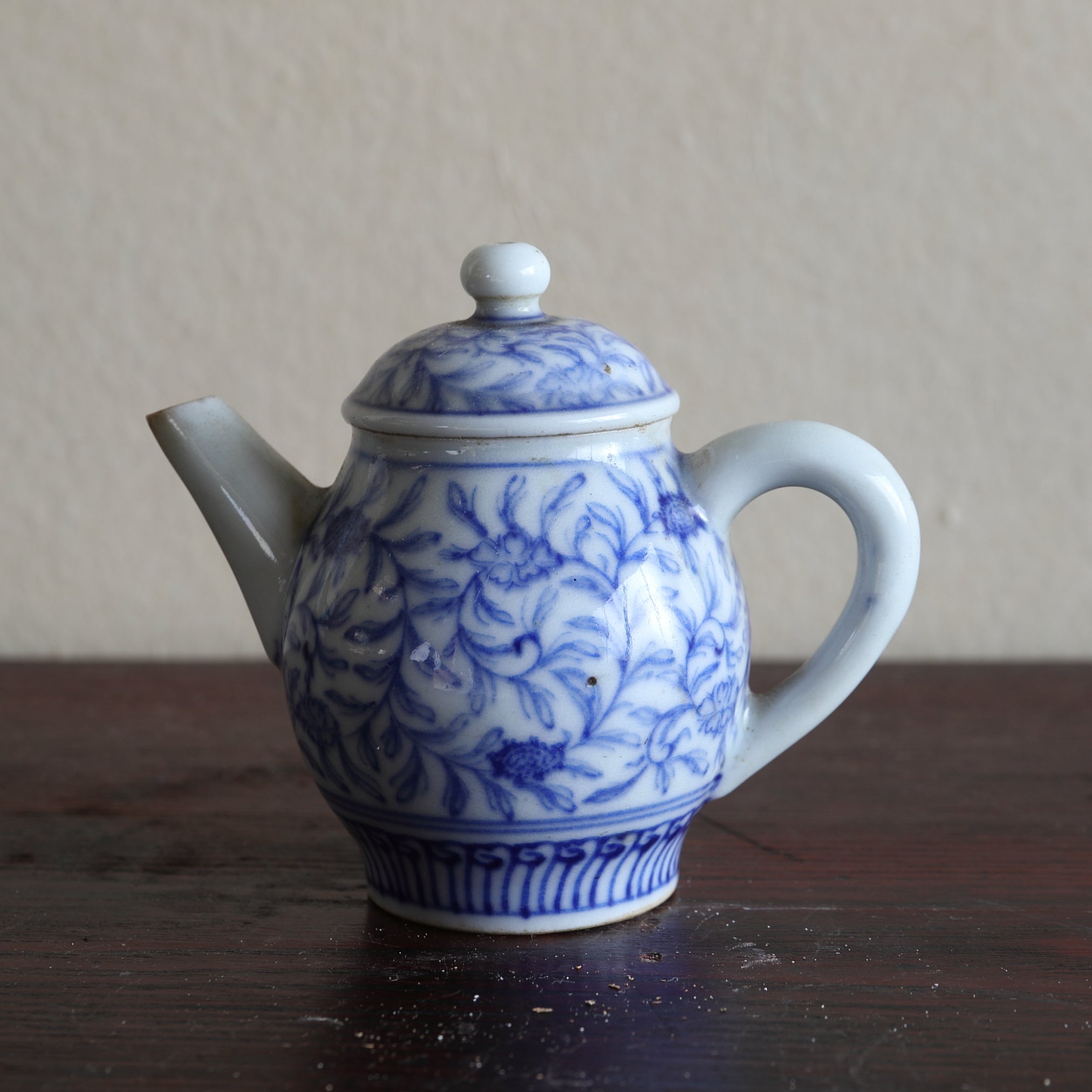 TETERA, Porcelana azul y blanca con diseño de hierba, chenghua nian zhi, Dinastía Qing(1616–1911 d. C.)