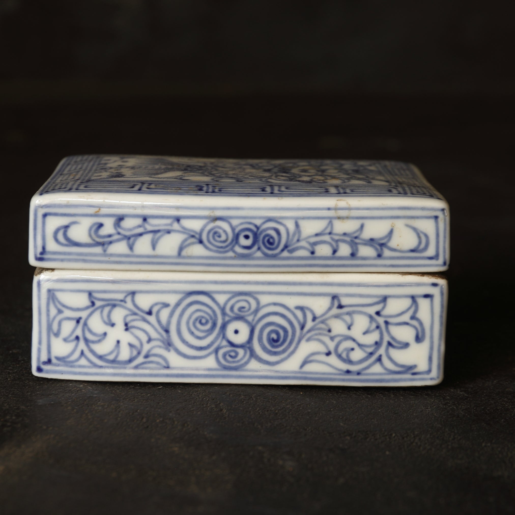 RECIPIENTE CON TAPA, Con azul bajo cubierta diseño de hierba, Dinastía Qing(1616–1911 d. C.)